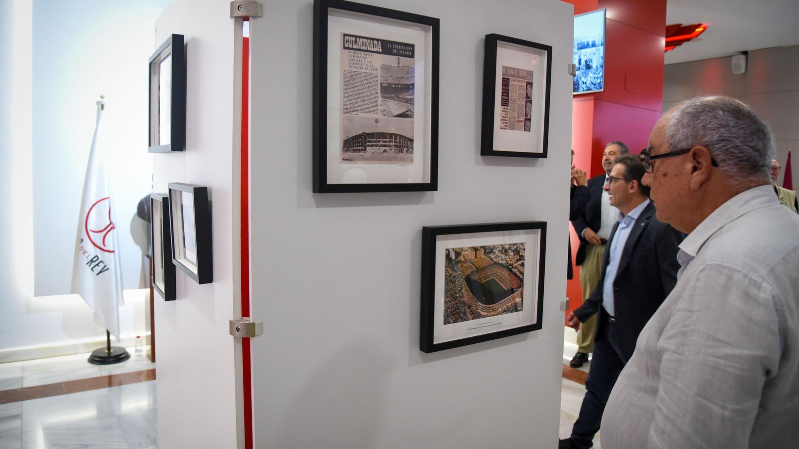 Un aficionado observa la foto con el primer llenazo del Sánchez-Pizjuán ya terminado.