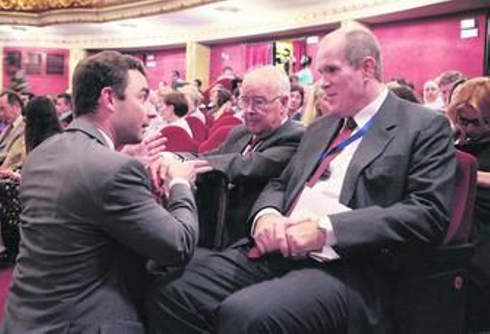 Luis Rey, director del San Francisco de Paula, habla con Francisco Márquez Villanueva, en el centro, y Michael Matthews.