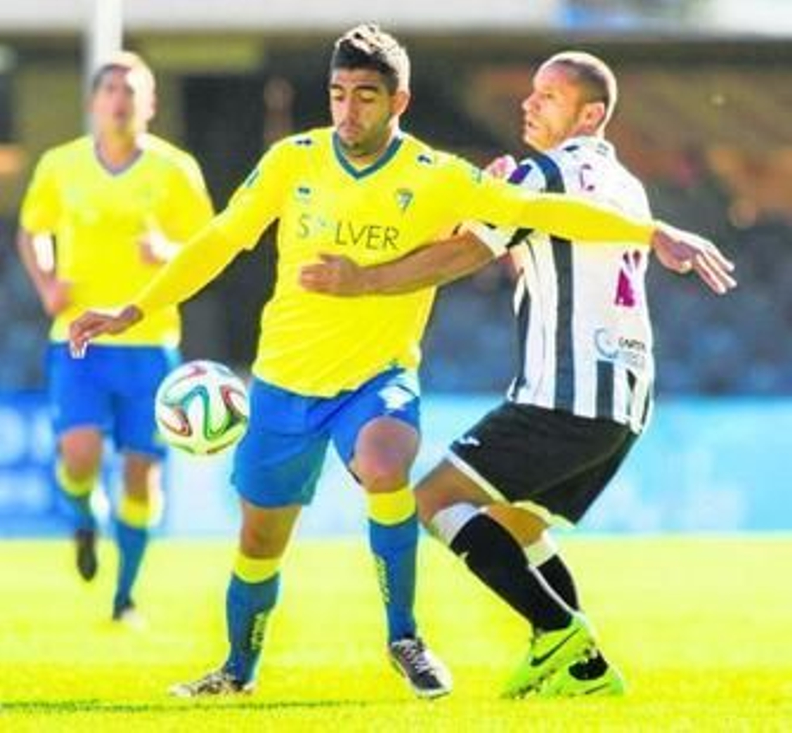 El ex cadista Ceballos intenta cerrar el paso a Jona en el partido de la primera vuelta entre Cartagena y Cádiz.