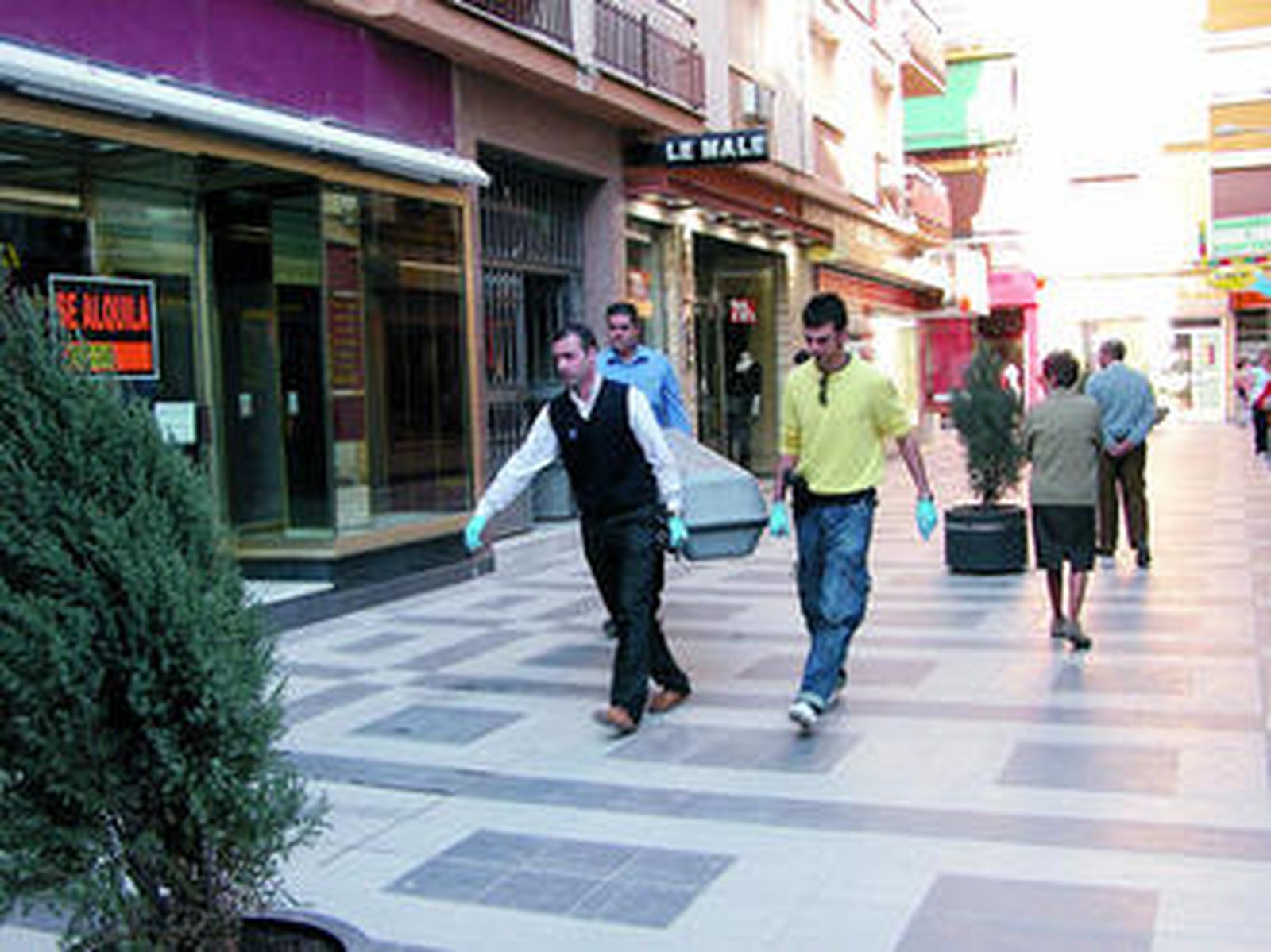 Los operarios de la funeraria sacan el cadáver de Chacón de su domicilio el pasado viernes.