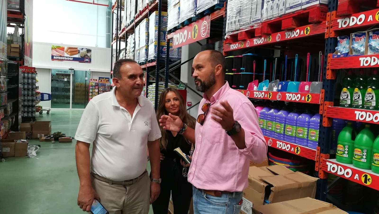 Miguel Alconchel (dcha.) en la inauguración de Súper Carmela.