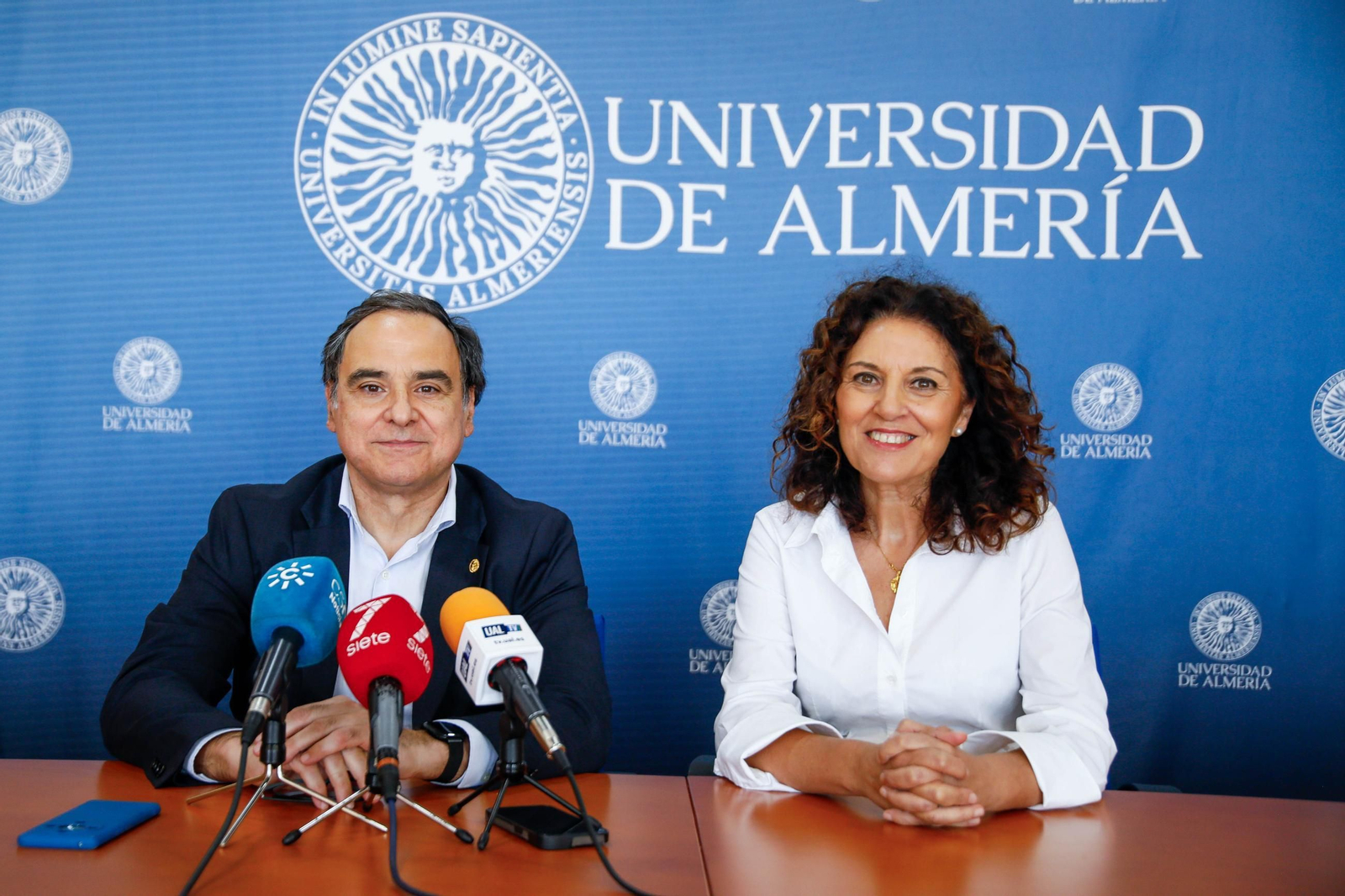 José Céspedes y Magdalena Cantero, en el acto de presentación de la beca predoctoral.