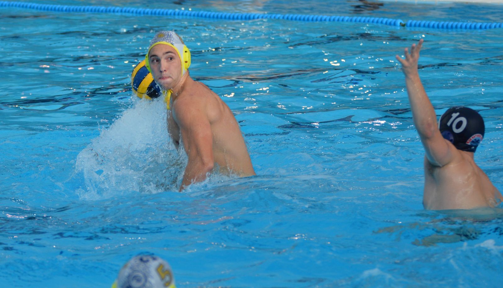 Alejandro Andújar realiza un lanzamiento contra el Granollers.