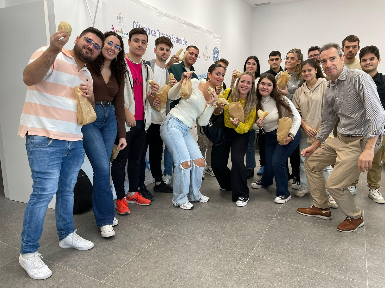 Vea cómo estudiantes de la UAL elaboran el 'Pan de Agua de Mar del Paraje Natural Cabo de Gata'