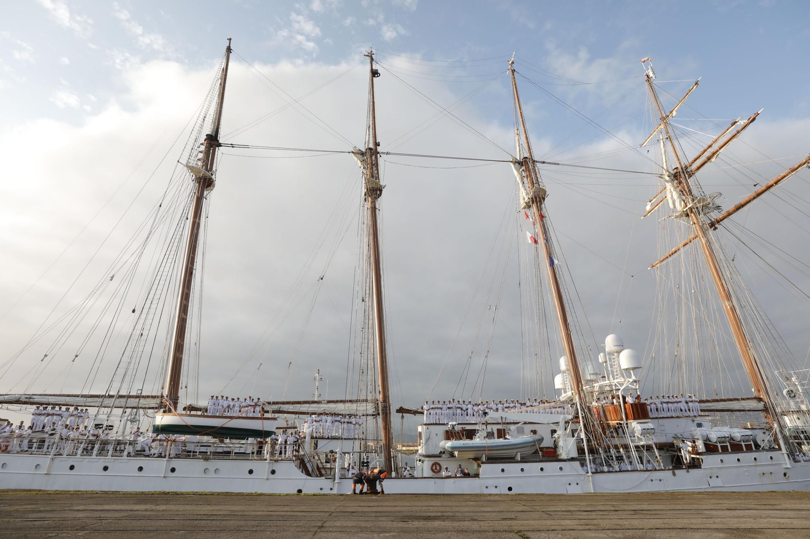 Las imágenes del 'Elcano' en su primera ciudad de vuelta a España, con la princesa Leonor a bordo