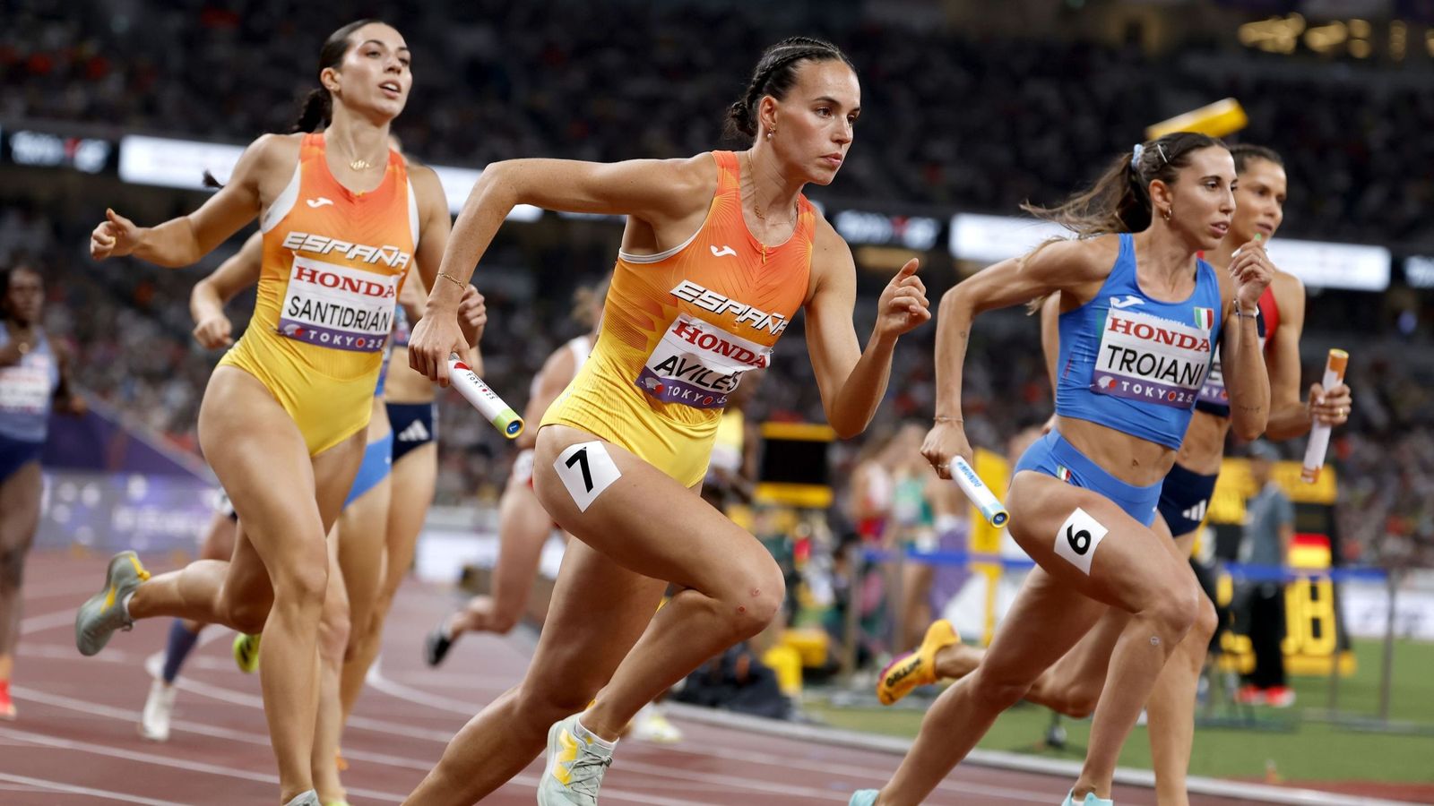 Carmen Avilés, en el relevo 4x400 del Mundial de atletismo de Tokio 2025.