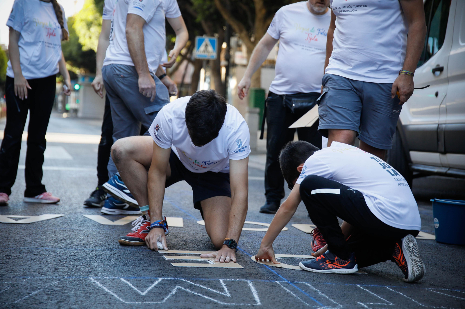 Así es la alfombra de serrín de 60 metros en el Paseo de Almería, en imágenes.