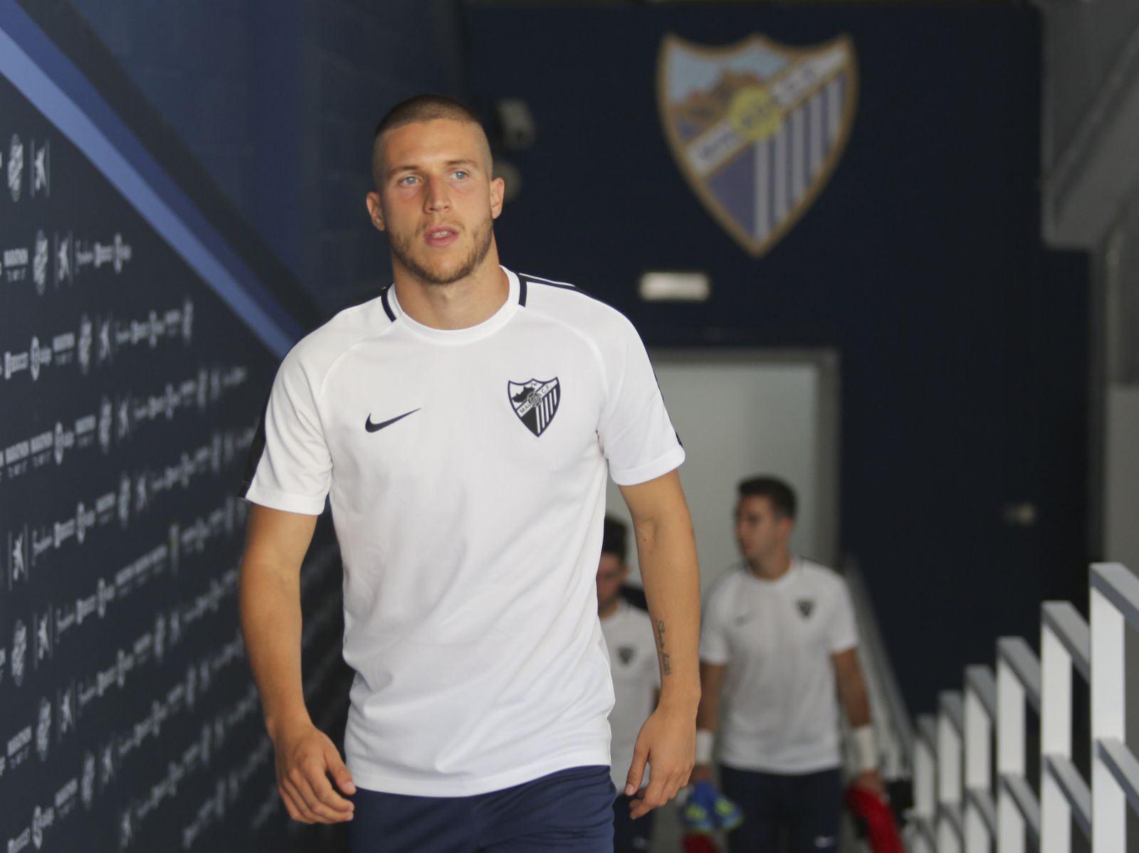 Keko Gontán se dirige al Anexo de La Rosaleda para un entrenamiento.