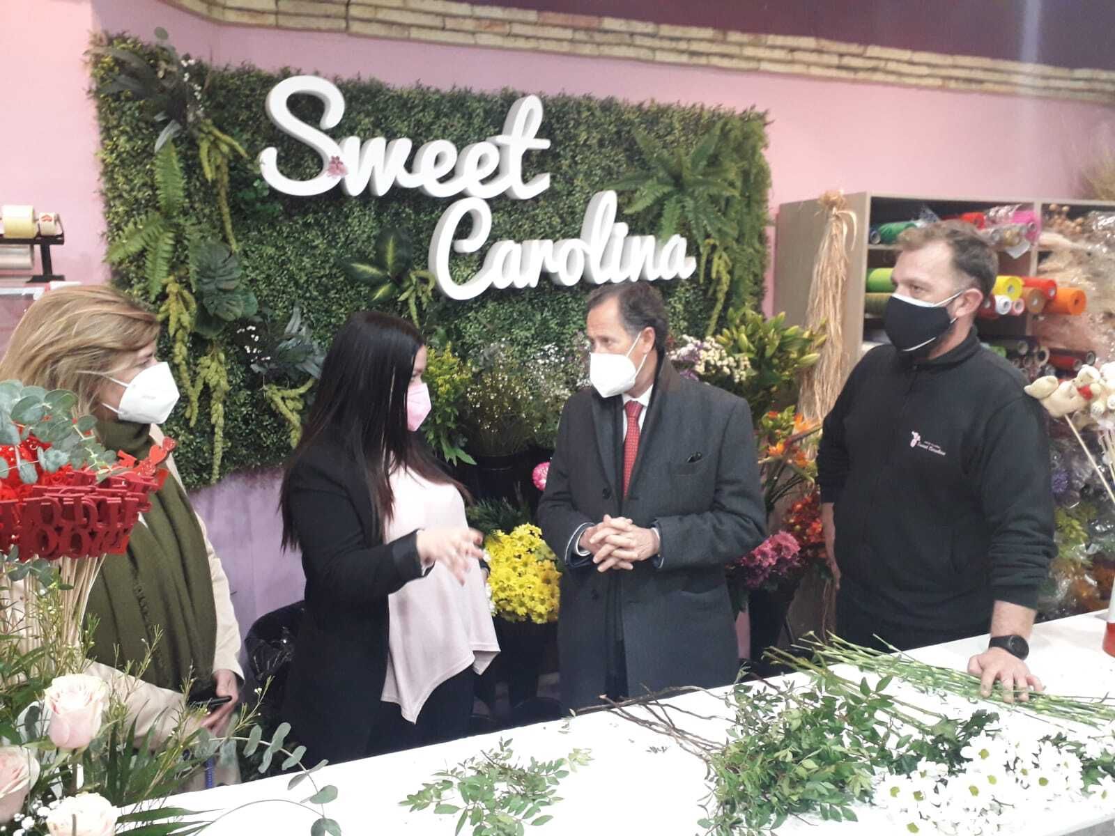 Visita realizada este martes por los responsables municipales a una de las empresas beneficiarias.