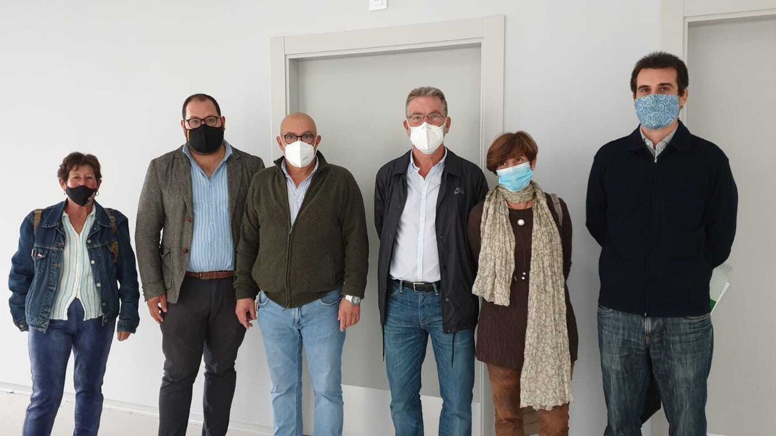 Los participantes en el recorrido por las dependencias aún sin equipar.