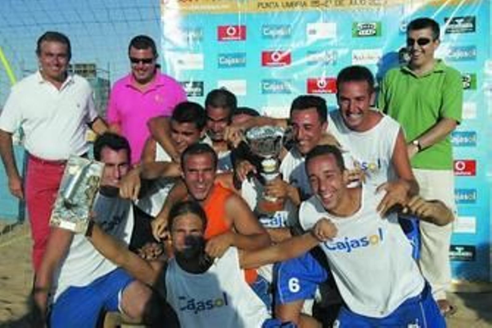 Los jugadores del Camping Playa La Bota de Punta Umbría celebran el título conseguido ayer. Los jugadores del Camping Playa La Bota de Punta Umbría celebran el título conseguido ayer.