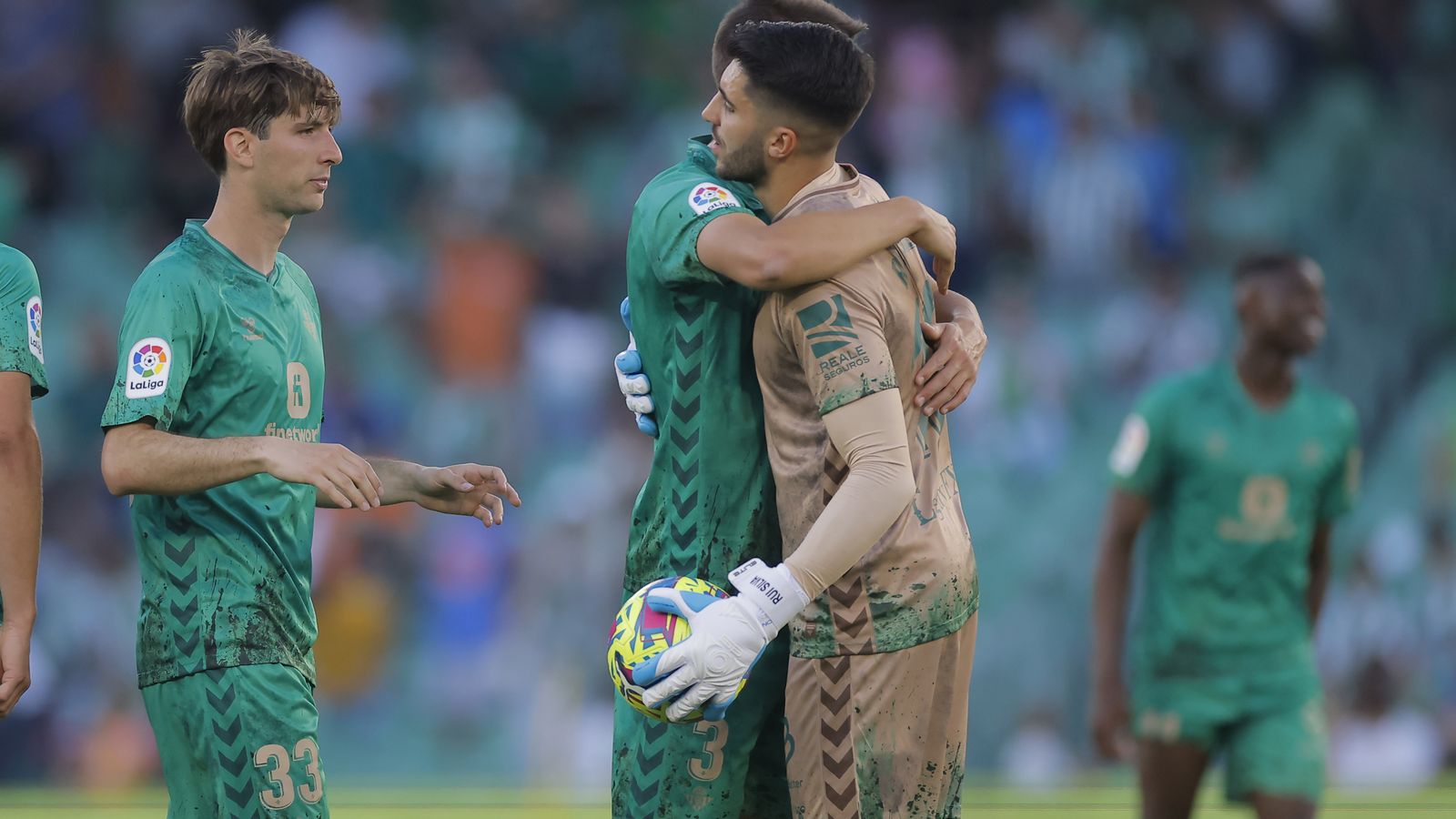 Rui Silva se abraza con Édgar tras finalizar el encuentro.