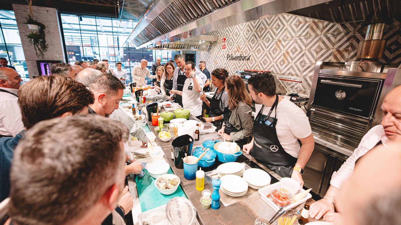 El chef Carlos Caballero durante la presentación del showcooking en directo.