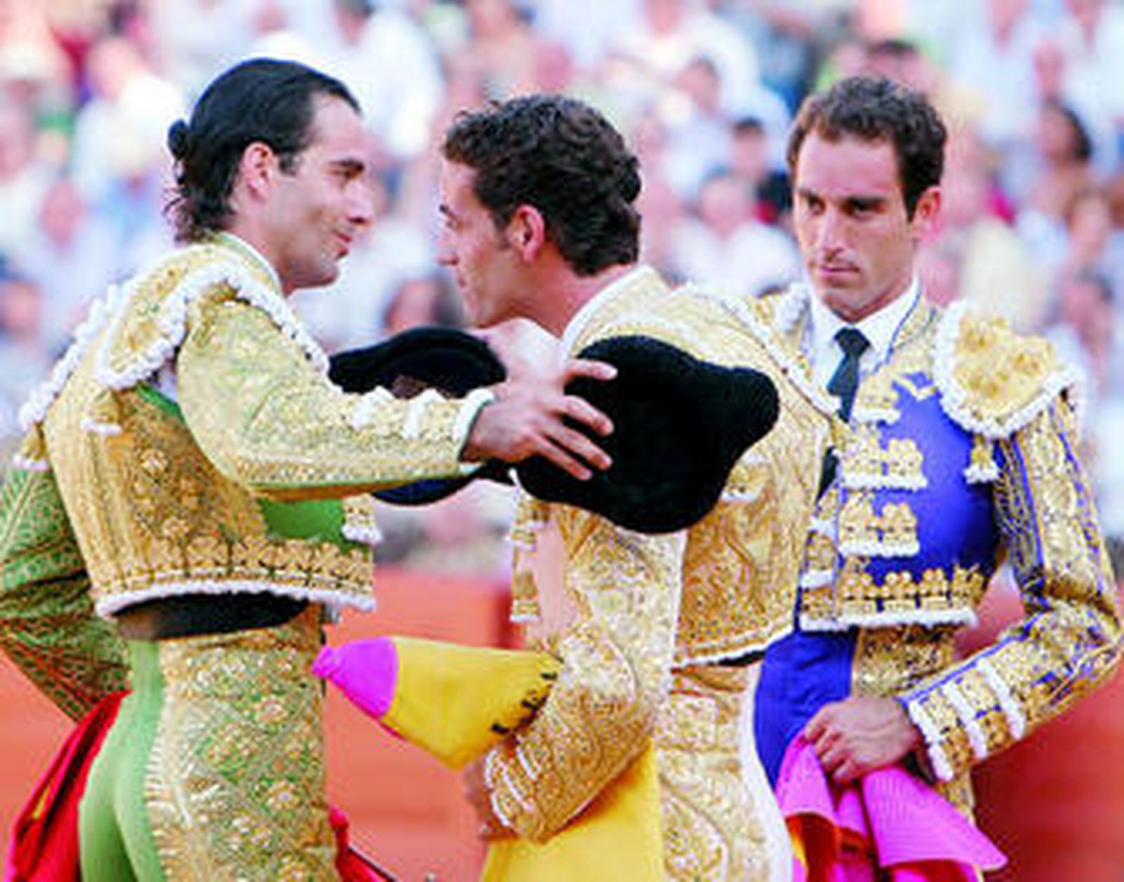 En La Maestranza de Sevilla, Pepe Moral recibe la alternativa de manos de Uceda Leal ante Salvador Cortés.