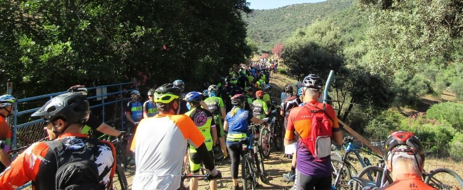 Los ciclistas, en un momento de la marcha por la recuperación del trazado del tren de Minas de Cala como vía verde.