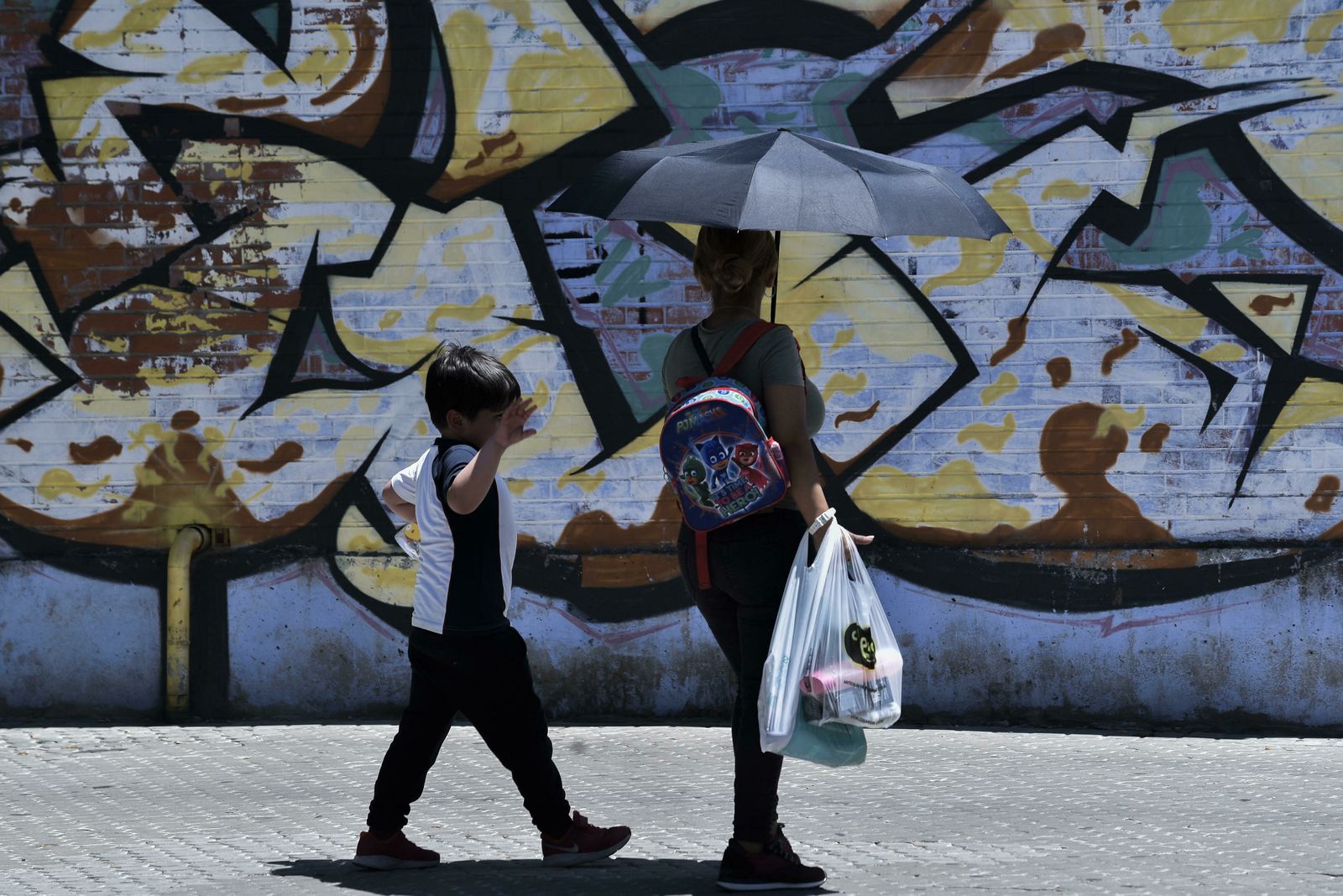 Una mujer y un niño pasean por La Candelaria.