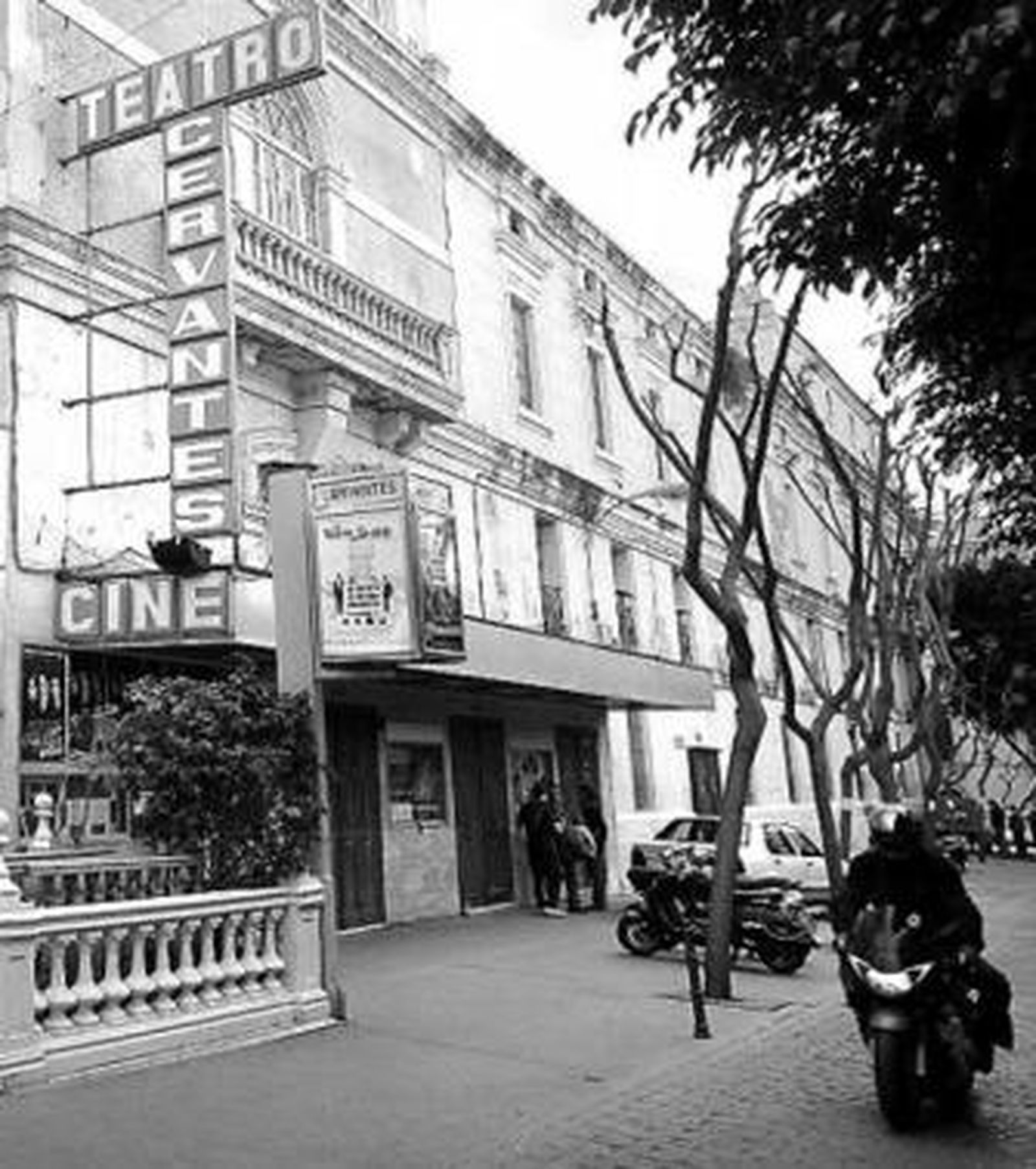 Entrada a las salas de cine del Teatro Cervantes.