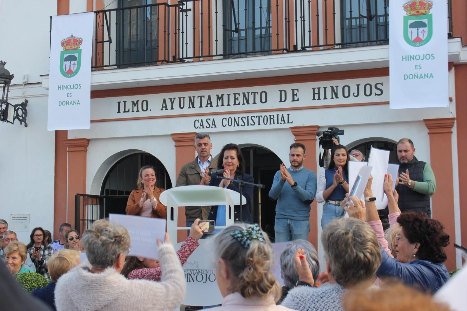 Concentración frente al Ayuntamiento de Hinojos de este miércoles.