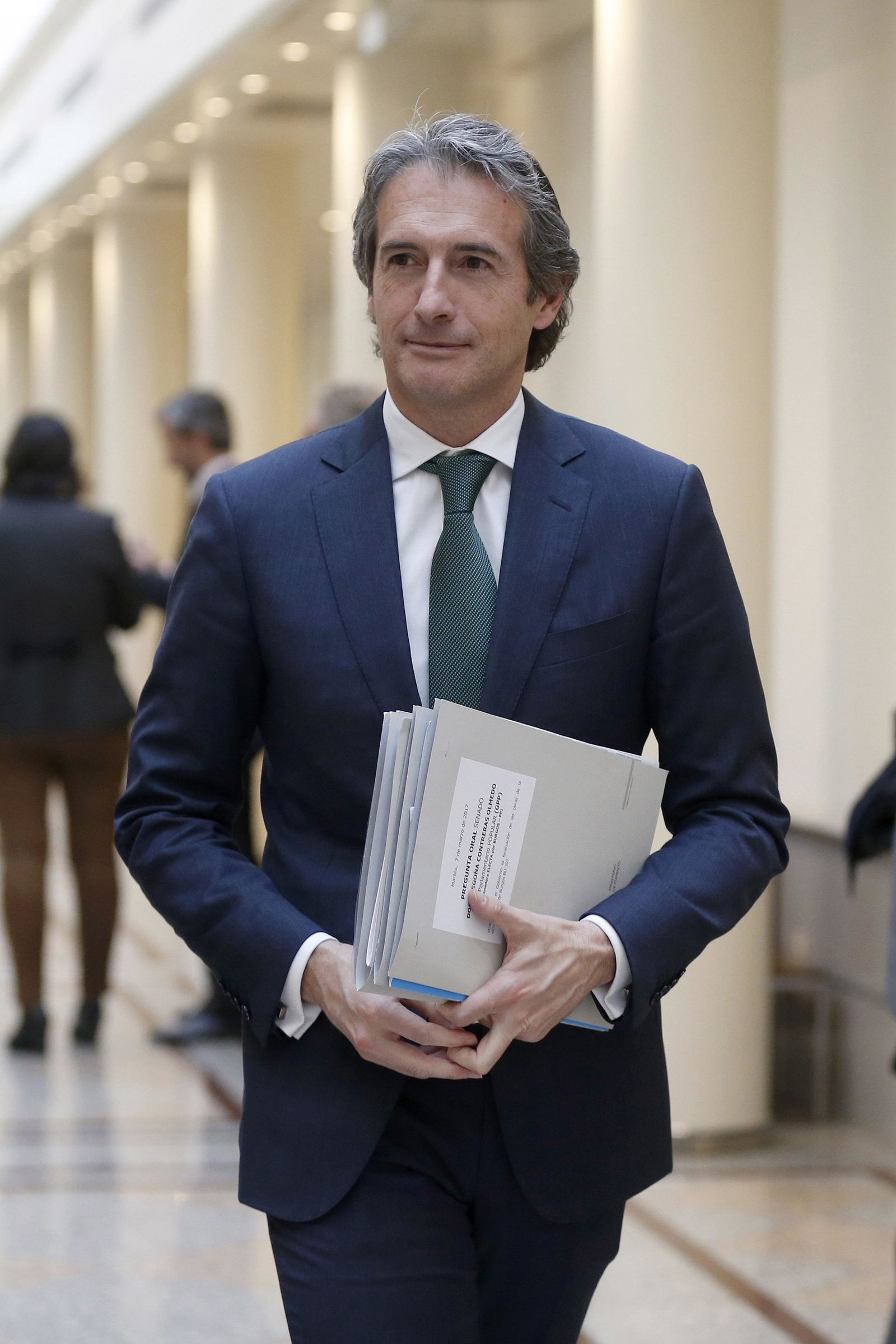 El ministro de Fomento, Íñigo De la Serna, ayer, en los pasillos del Senado.