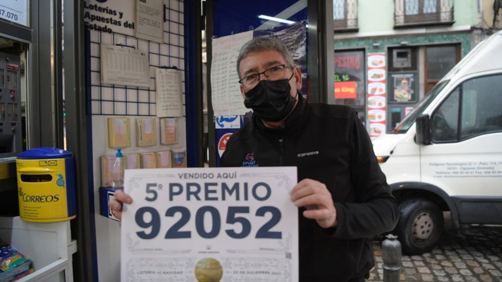 Francisco Bartolomé, dueño del kiosko de Plaza Nueva, posa tras vender un quinto premio de la Lotería de Navidad 2021.
