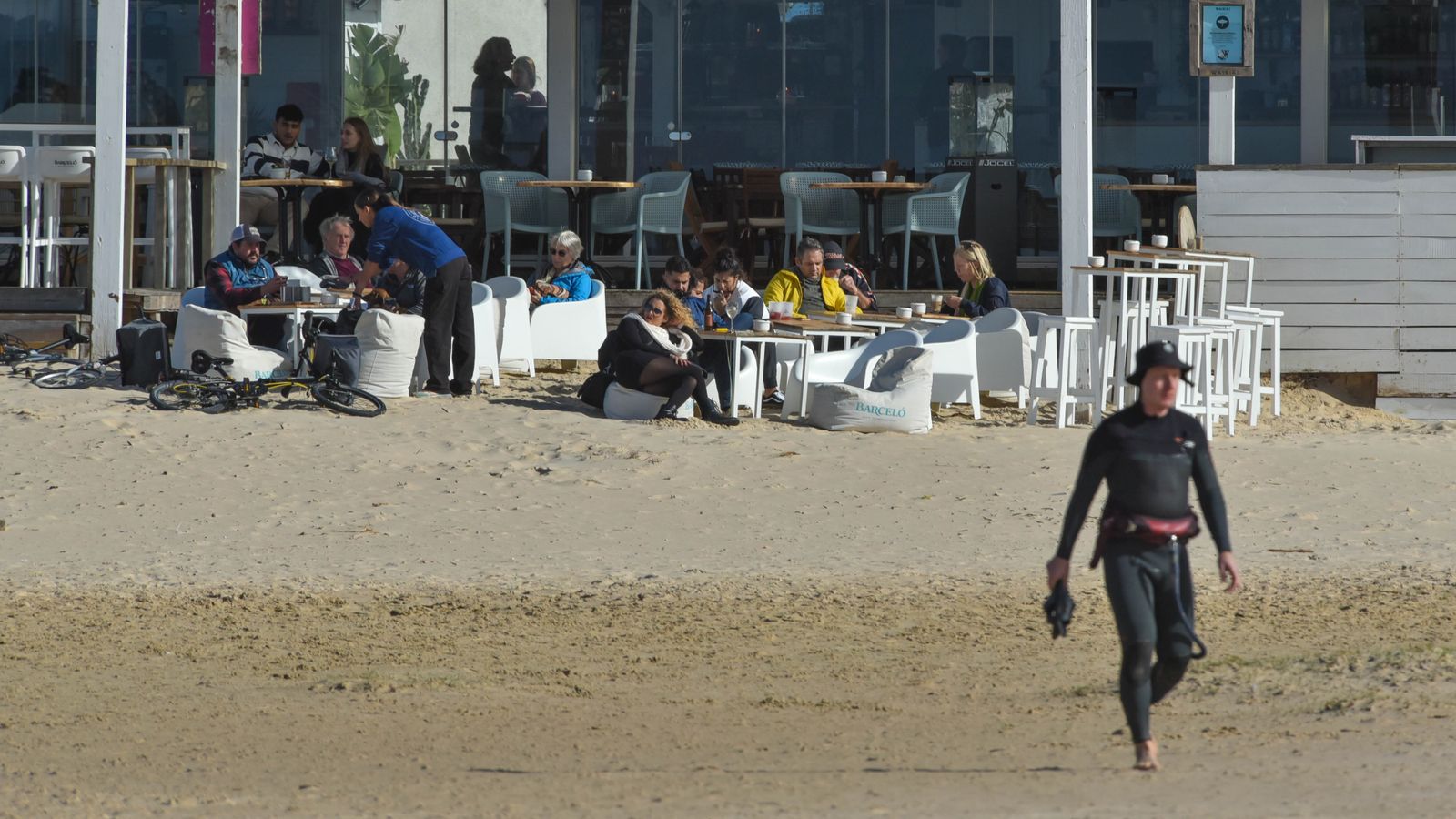 Ambiente en el puente de la Inmaculada en Tarifa, en imágenes