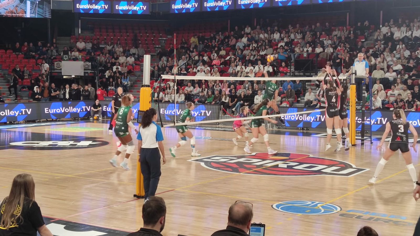 Emma Ellis remata un ataque del Fundacion Unicaja Andalucia en el partido contra el Charleroi.