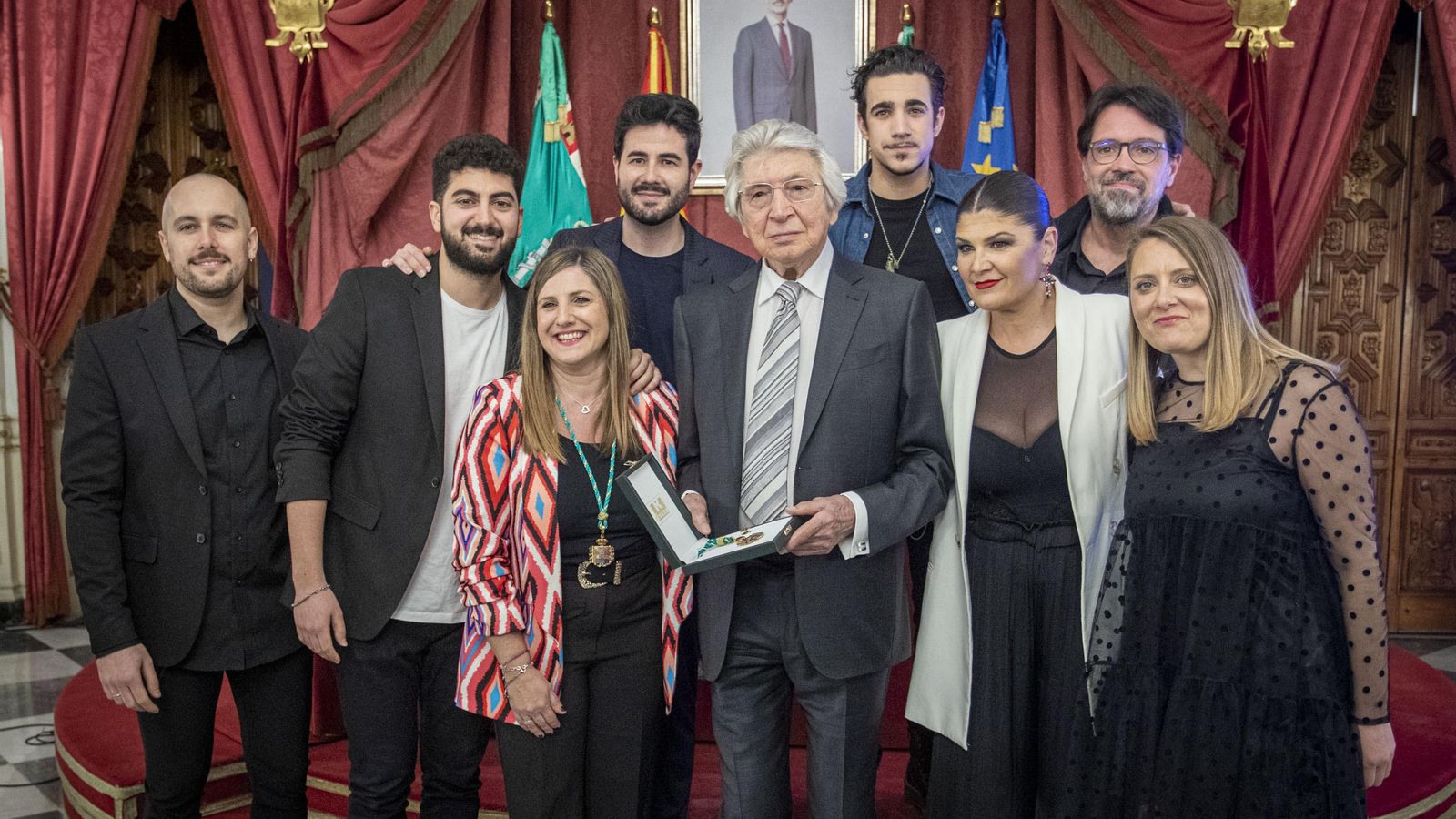 Manuel Alejandro e Irene García con los artistas que han interpretado sus canciones.