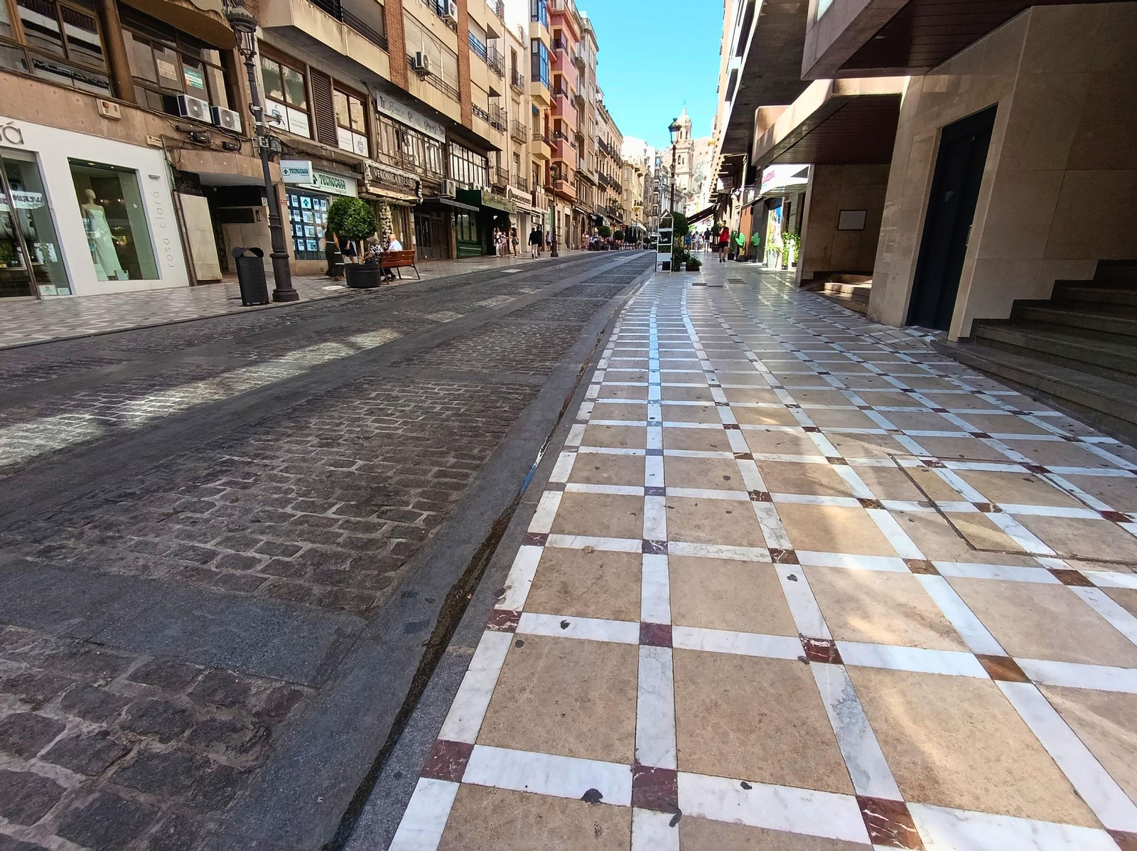 El diseño geométrico del pavimiento de Bernabé Soriano también llamó la atención de la artista jiennense Pilar Garrido.