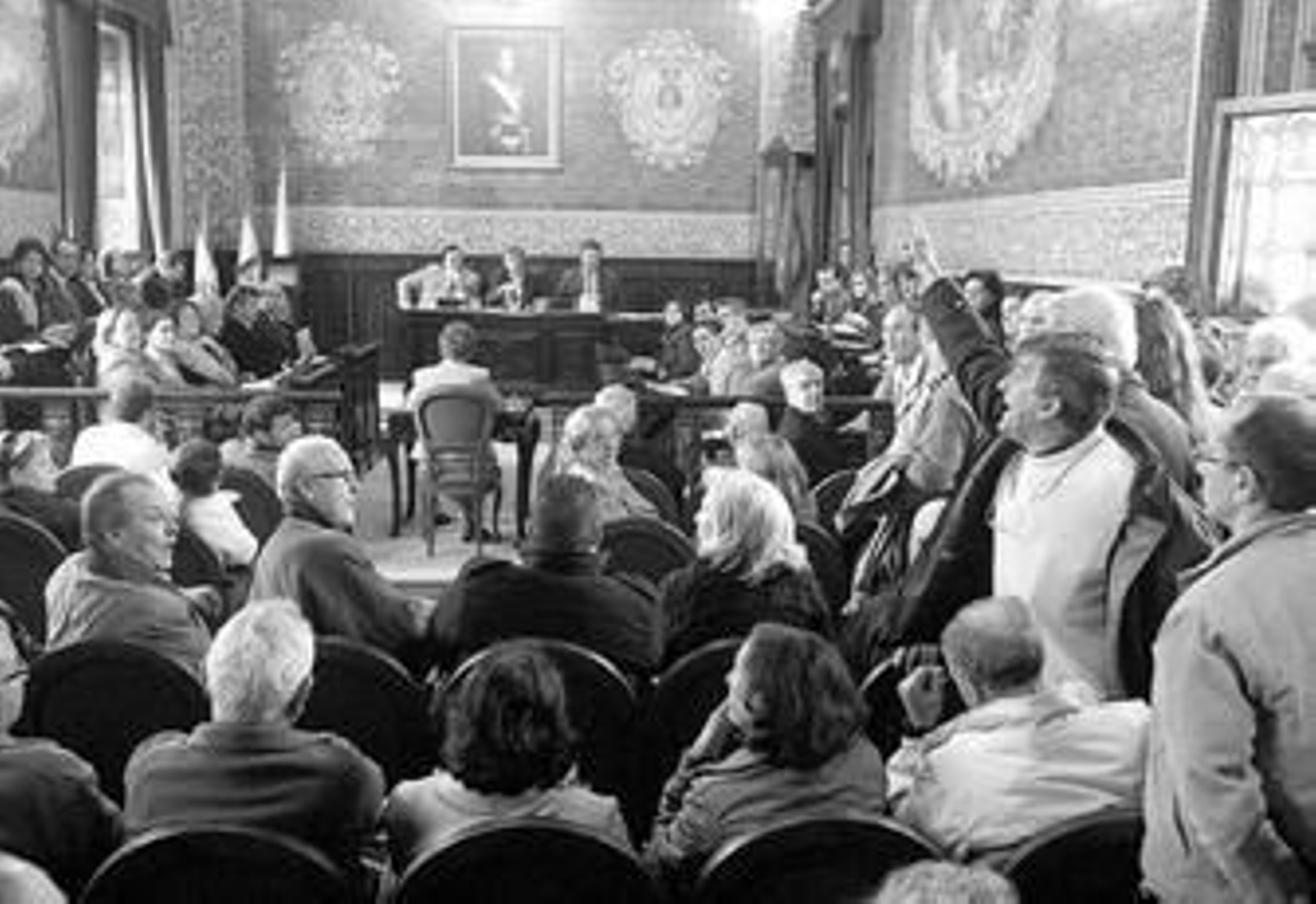 Imagen de un vecino increpando al alcalde, Tomás Herrera, durante el pleno municipal de ayer.