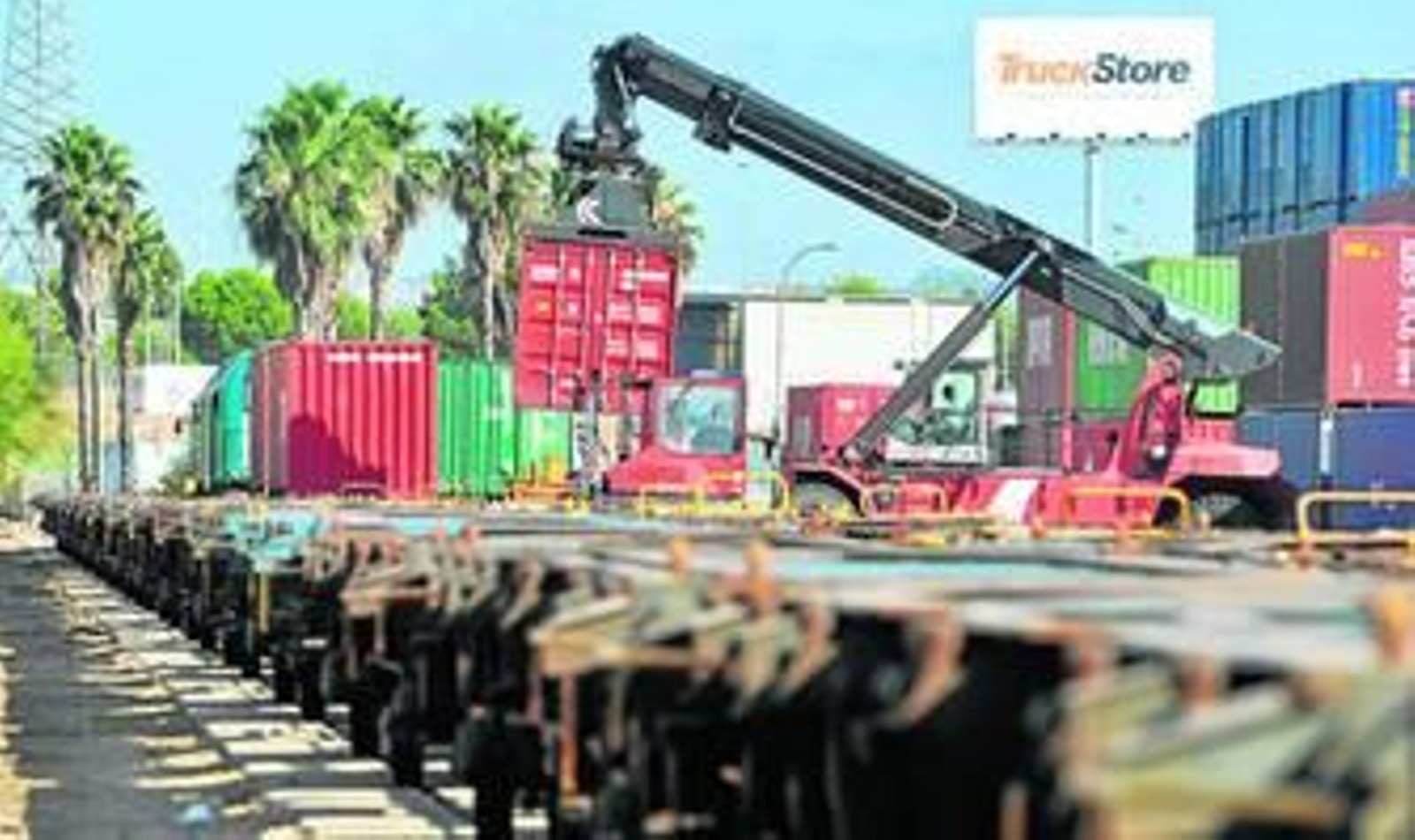 Carga y descarga de contenedores en los muelles del Puerto de Sevilla.