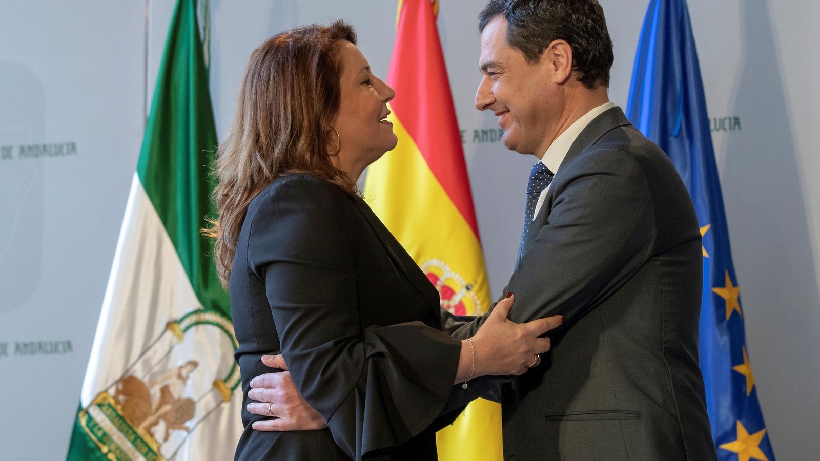 Carmen Crespo y Juanma Moreno durante la toma de posesión de la consejera de Agricultura