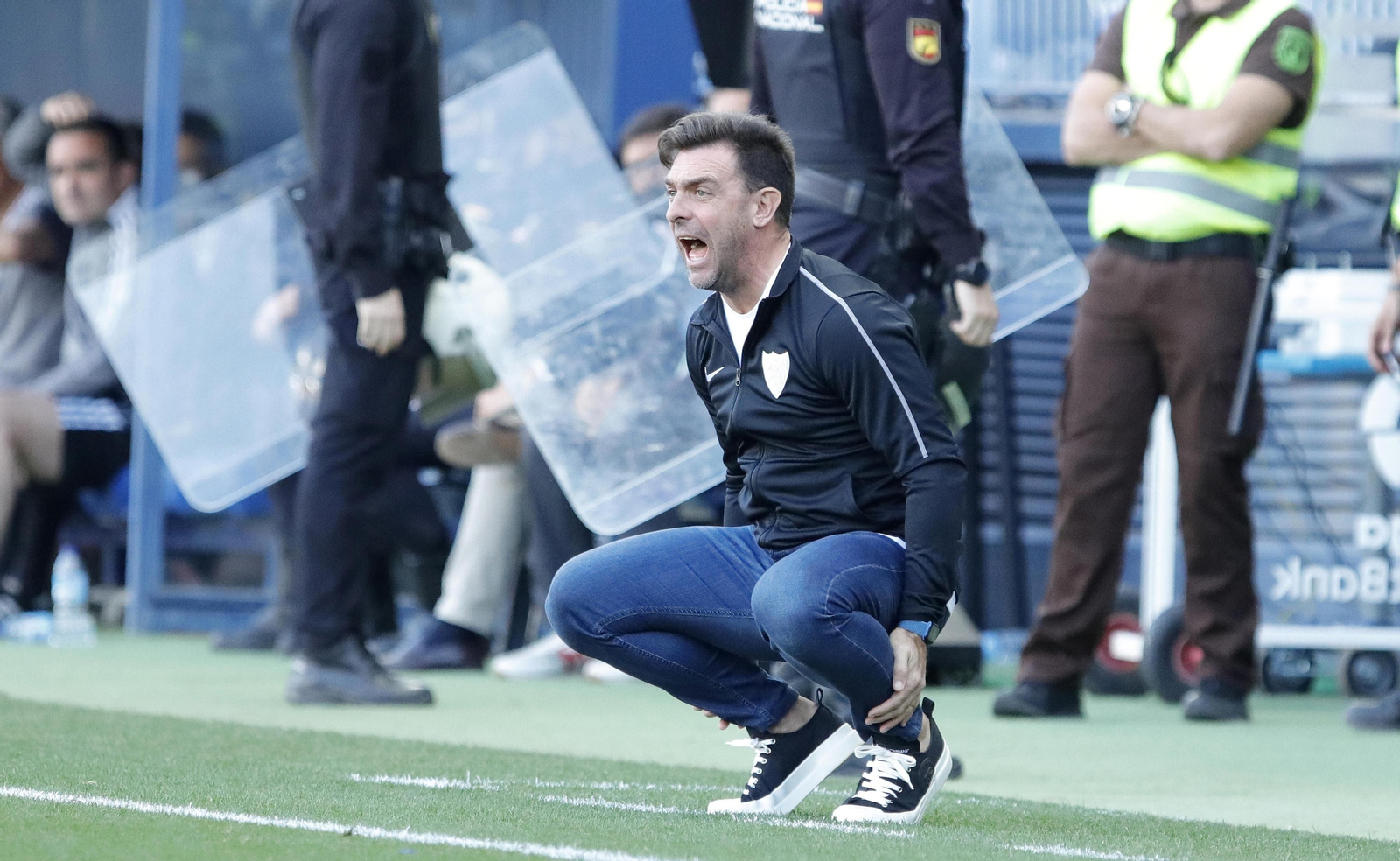 Pablo Guede da órdenes en cuclillas durante el partido.
