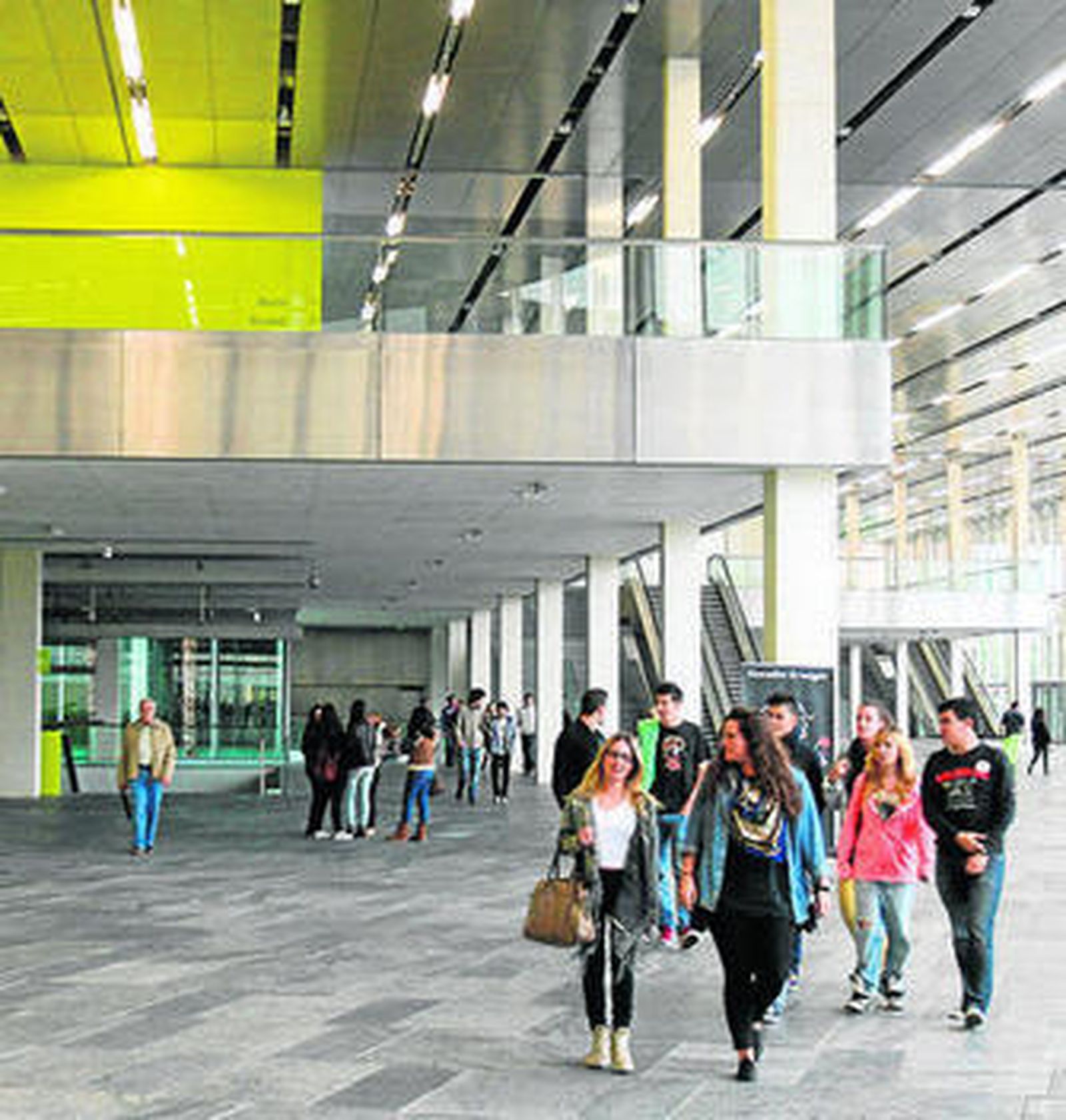 Visitantes del nuevo Fibes en la jornada de puertas abiertas.