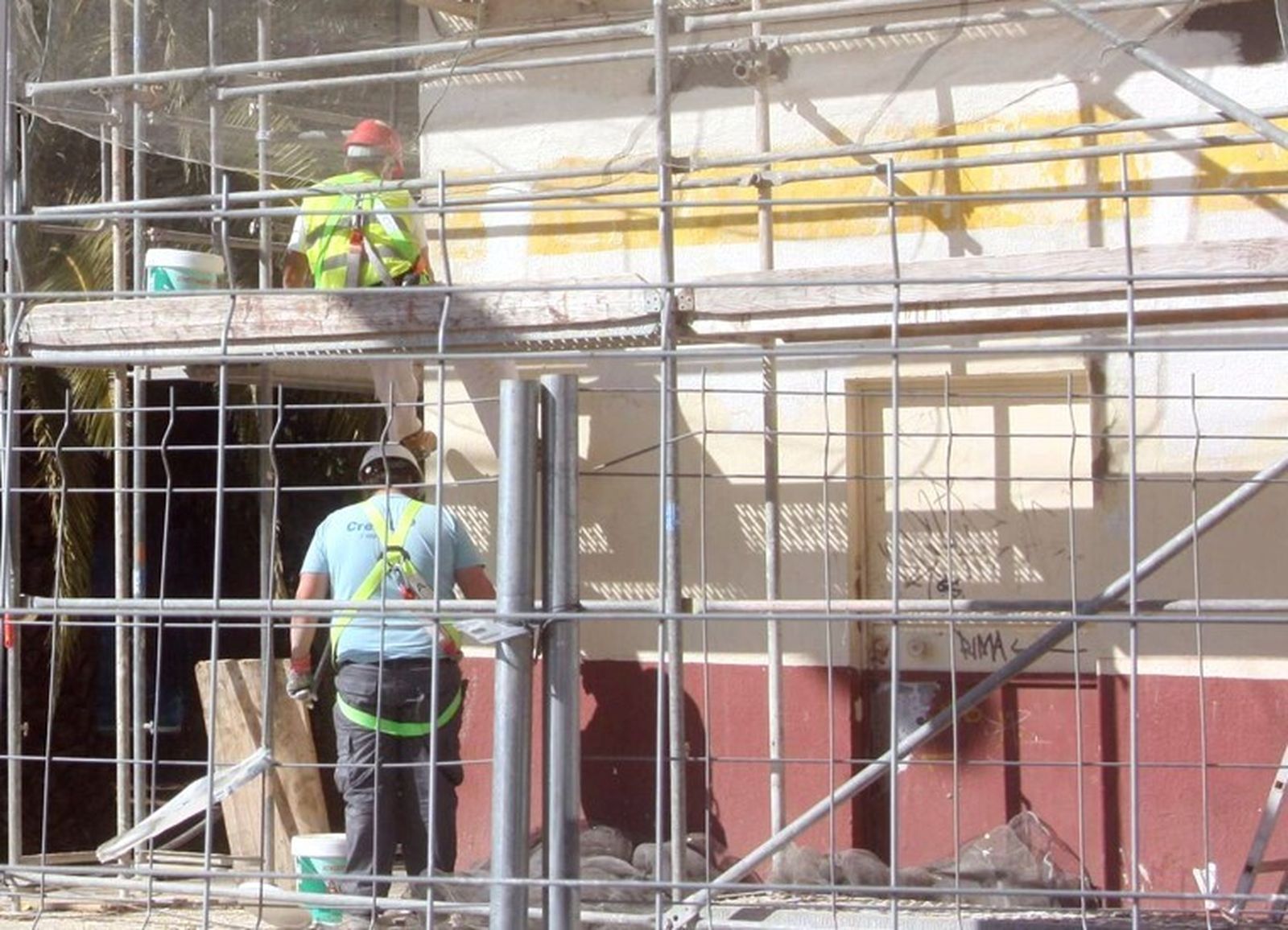 Operarios en una vivienda en obras.