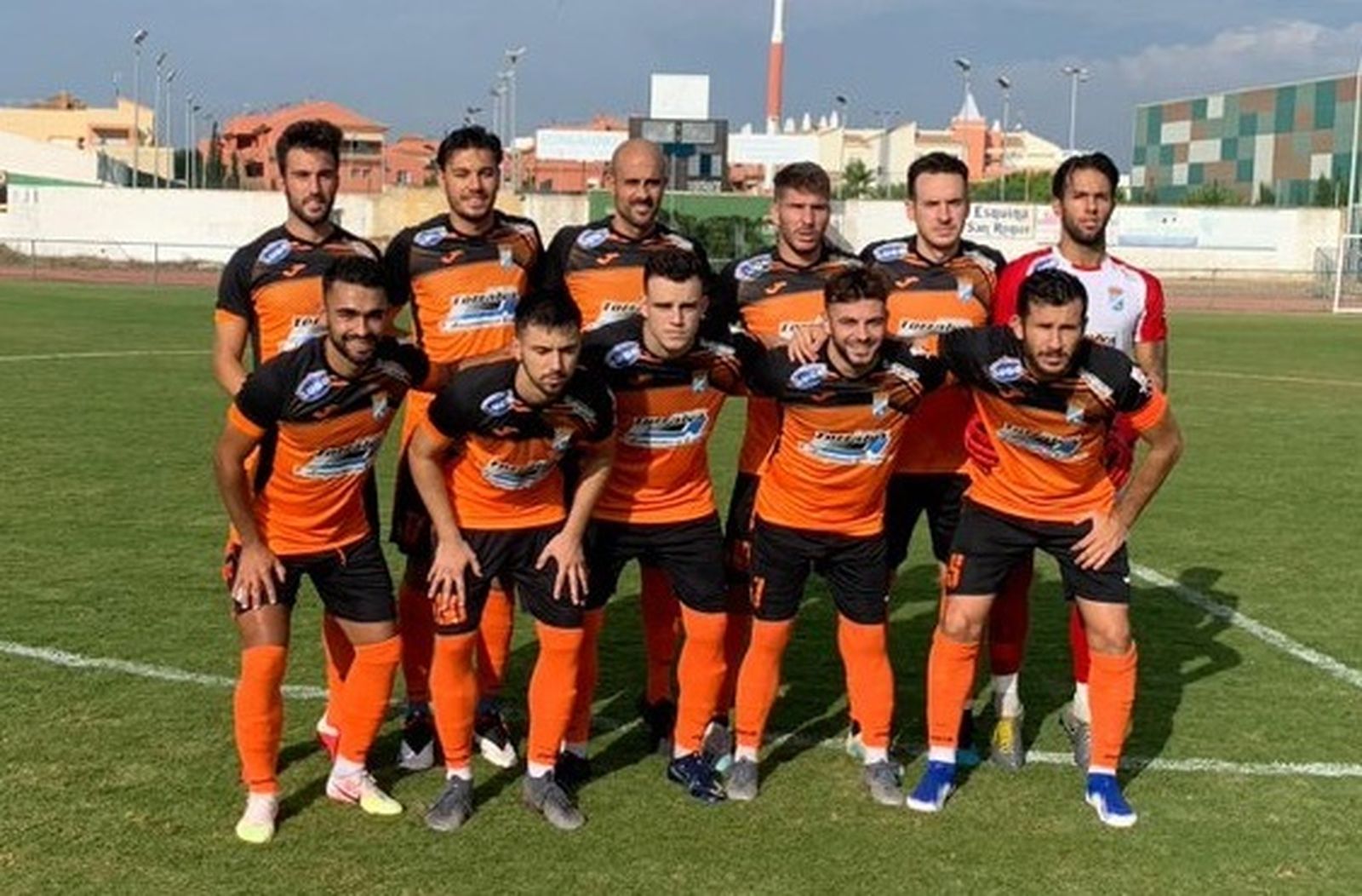 Formación que presentó el Xerez CD en Rota, estrenando la tercera equipación.