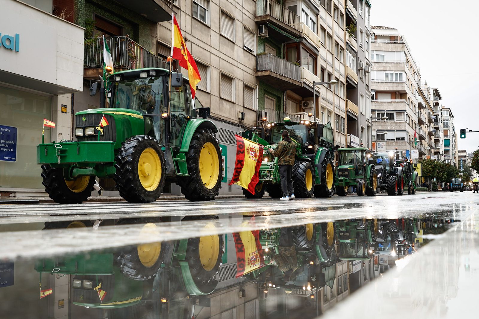 Las mejores imágenes de la tractorada que ha paralizado Granada bajo la lluvia