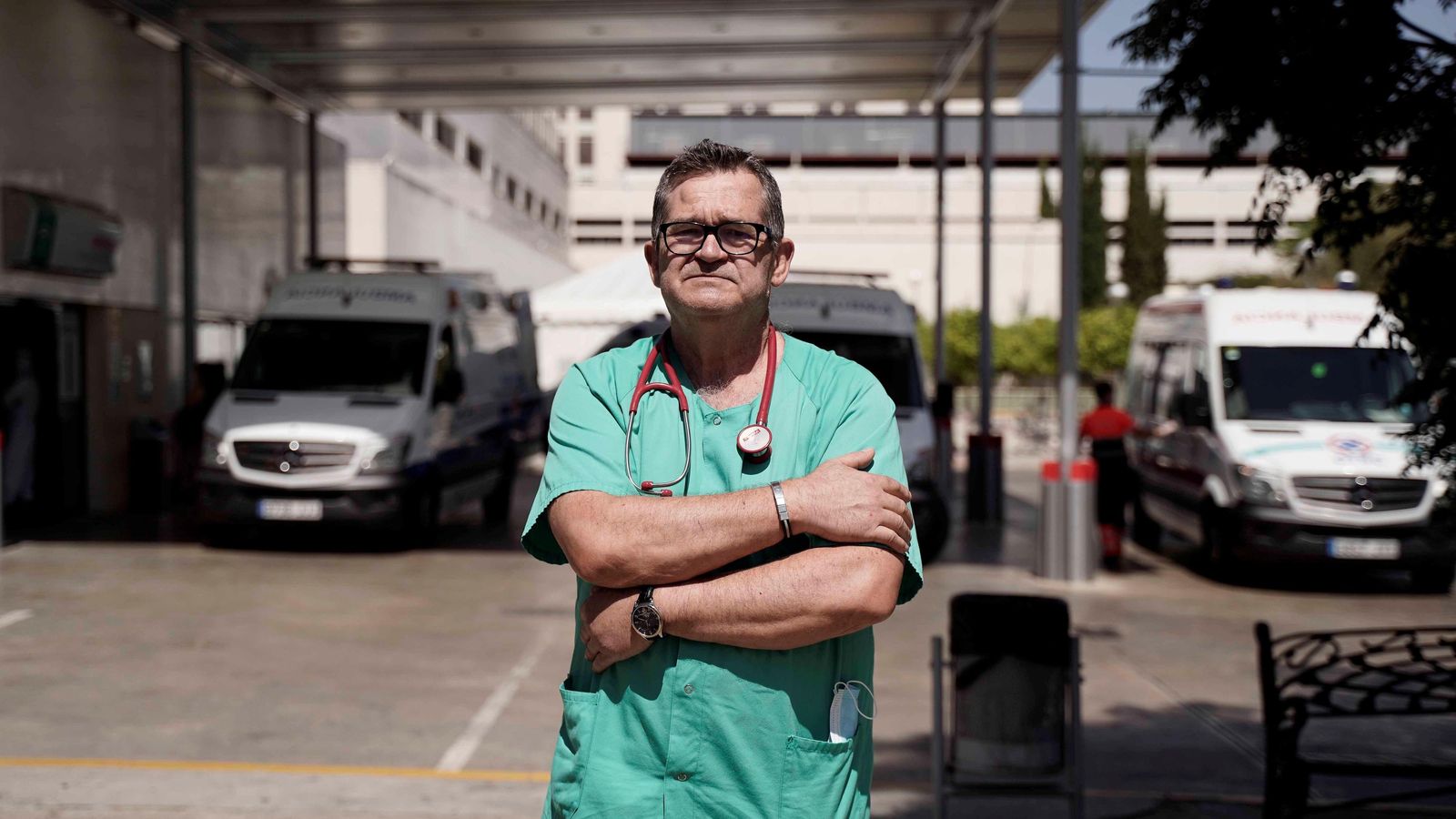 Antonio Berlango en el exterior del Hospital Reina Sofía.
