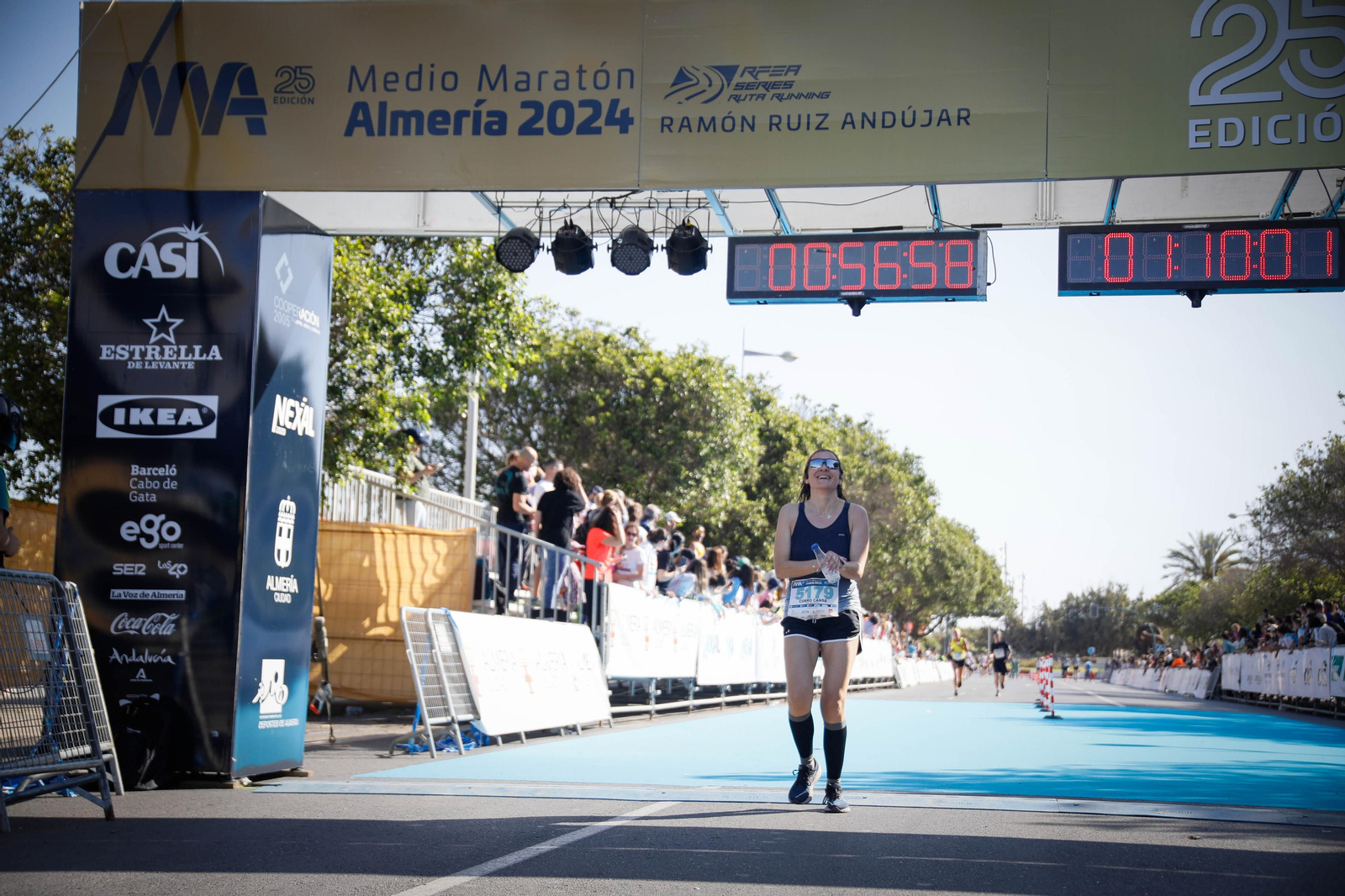 Imágenes de la llegada de la Media maratón Ciudad de Almería
