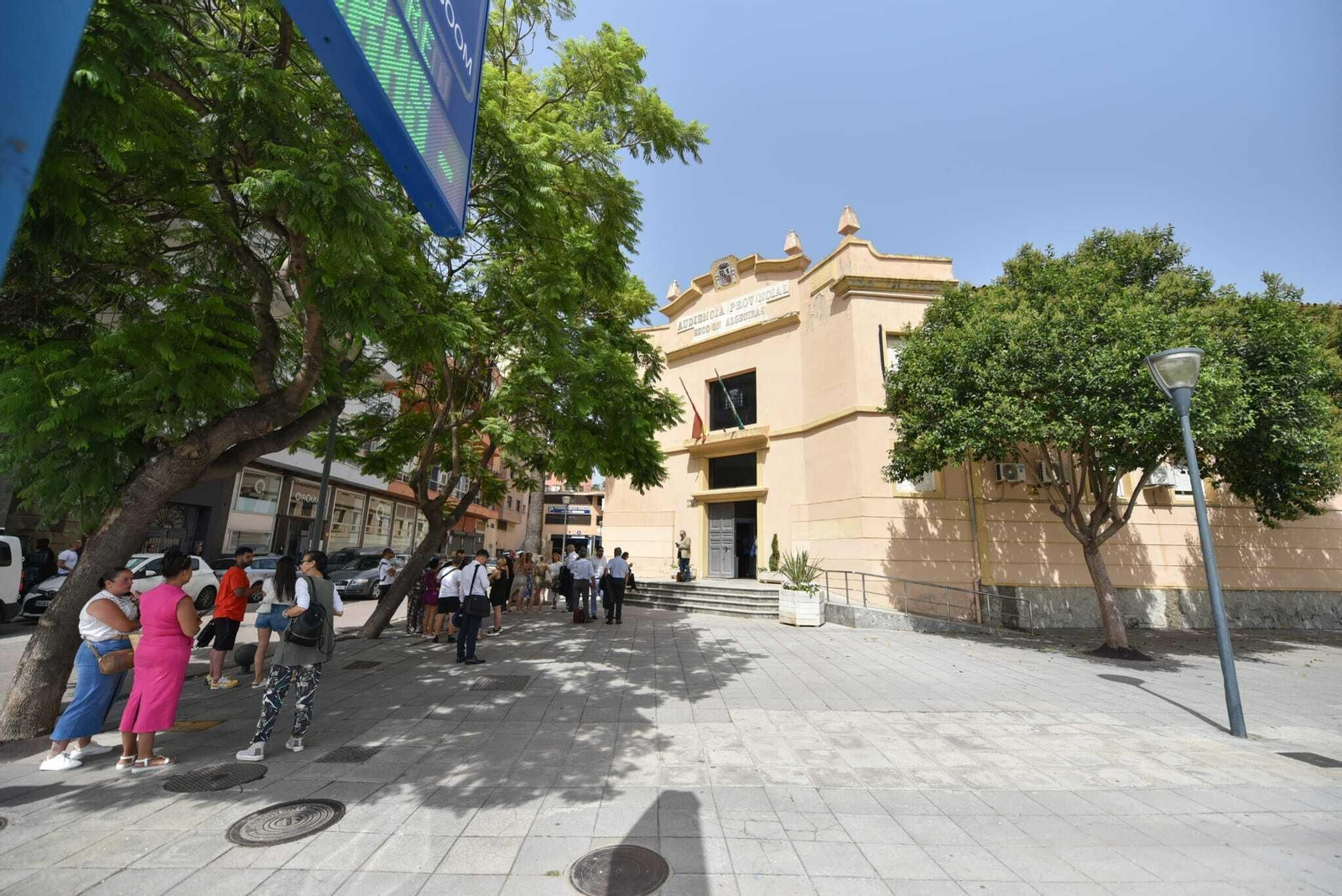Exterior de la sede de Algeciras de la Audiencia Provincial, minutos antes de la sesión contra los Castaña.