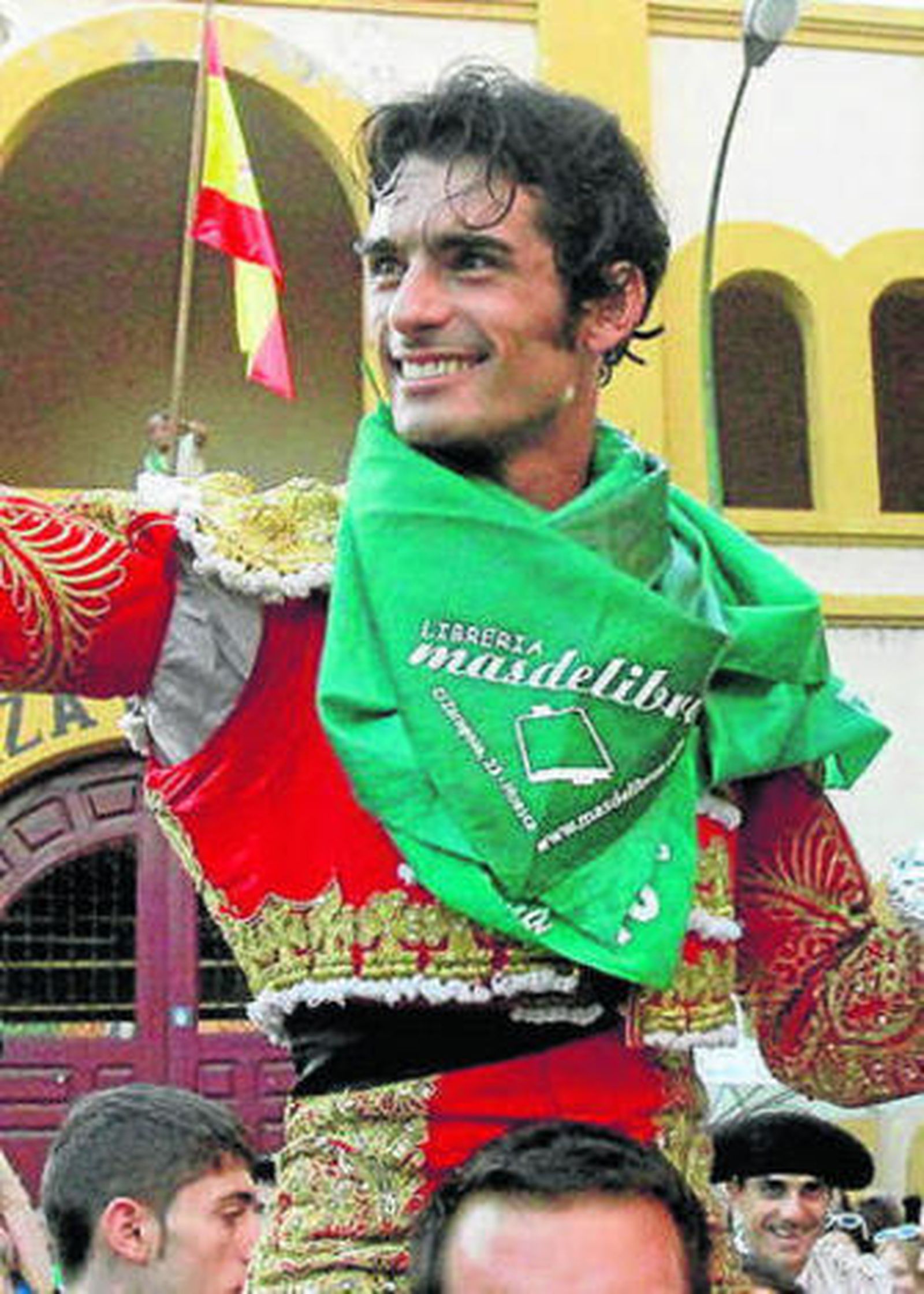 Paulita, a hombros en Huesca.