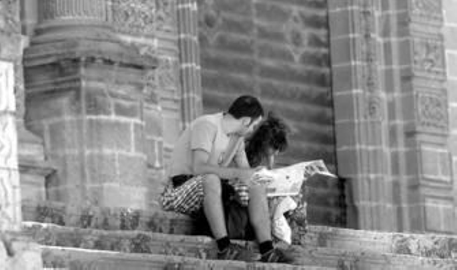 Dos turistas consultando un mapa de la ciudad en los escalones de la Catedral este fin de semana.