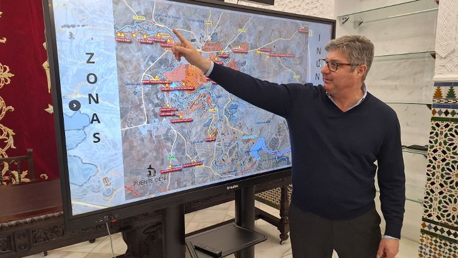 El alcalde de Puente Genil, Sergio Velasco, durante la rueda de prensa.