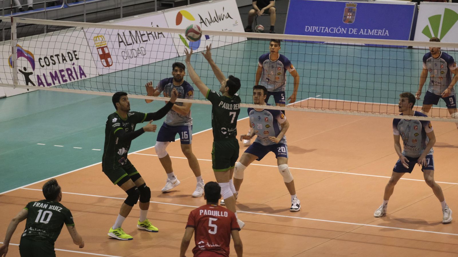 Paulo Renán completa el pase en la red en la cita contra los sorianos en el Moisés Ruiz.