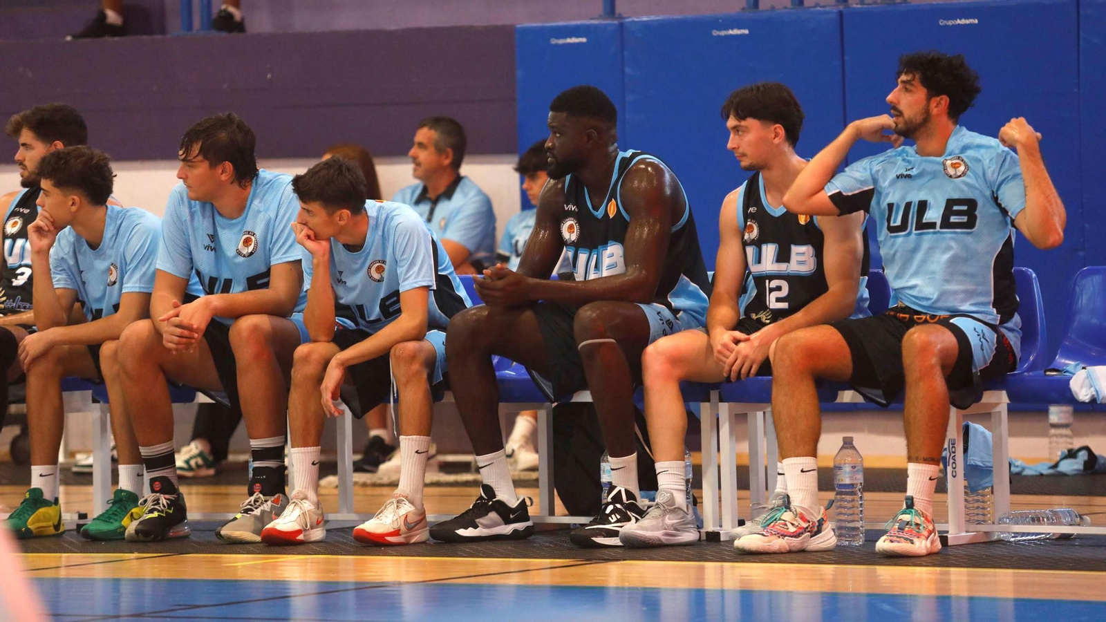 Jugadores de la ULB, en el banquillo durante un partido de pretemporada