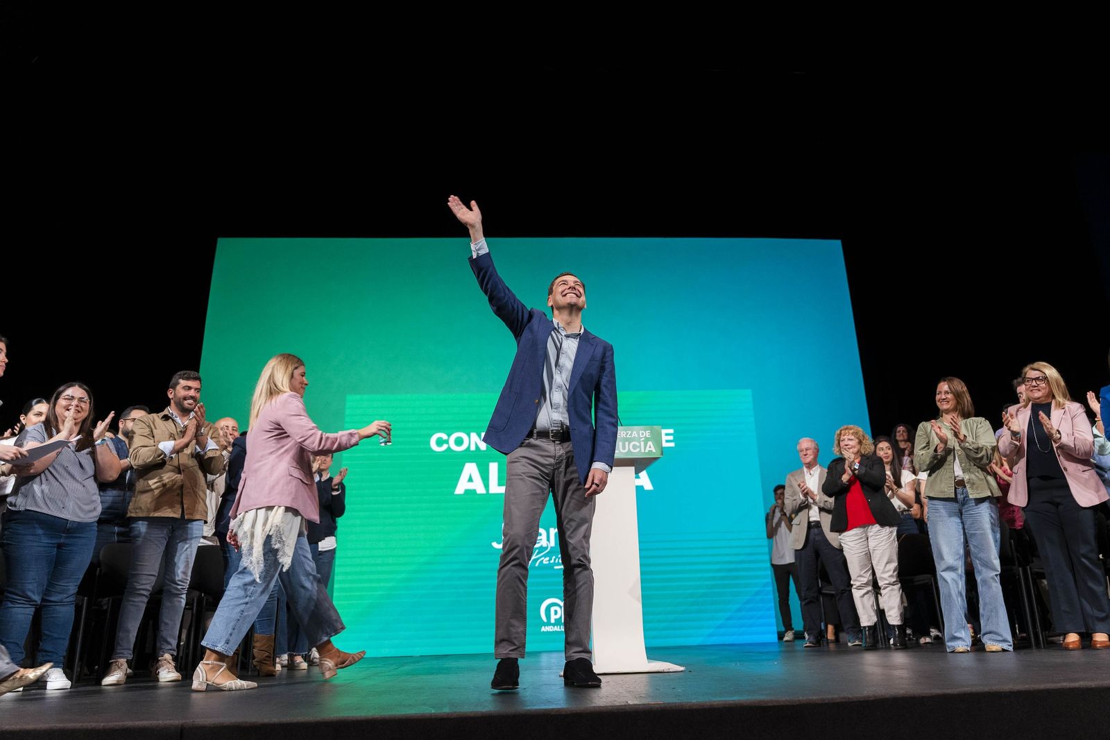 Las imágenes de Juanma Moreno en Almería durante el acto de precampaña ...