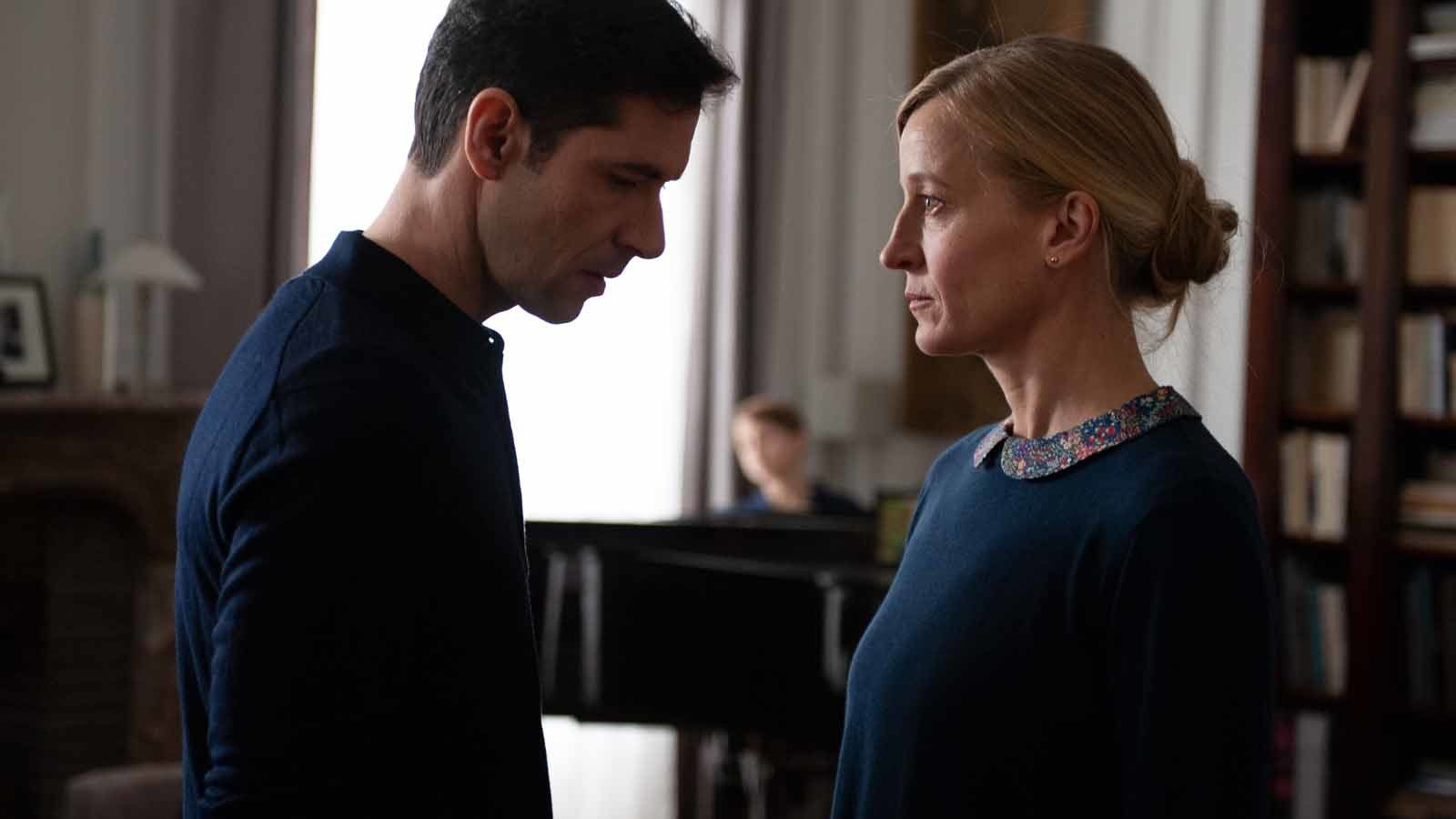 Aurélia Petit y Melvil Poupaud en una escena de 'Por la gracia de Dios'.