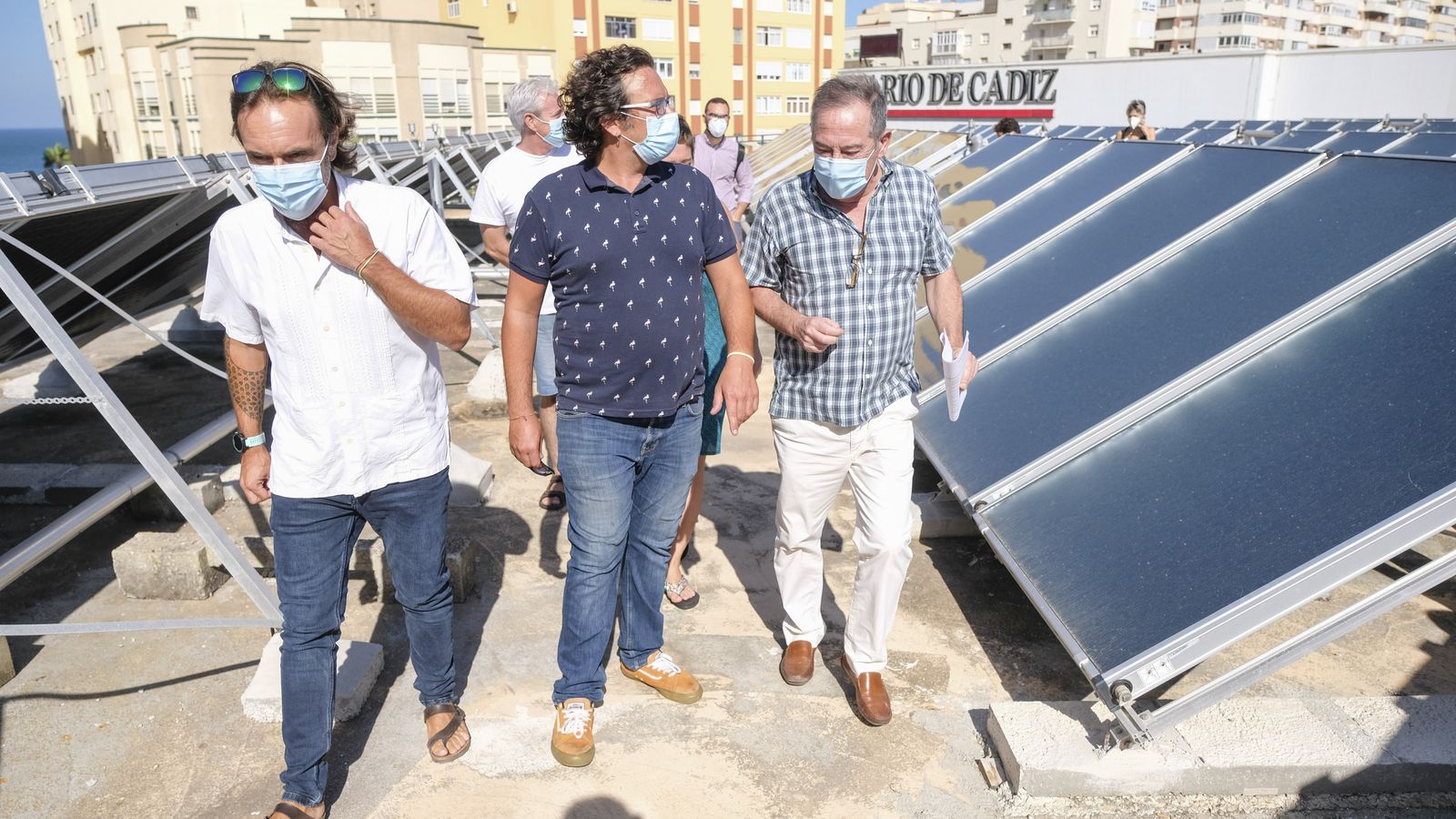 El alcalde y el edil de deportes comprueban la nueva instalación de placas solares en el edificio.