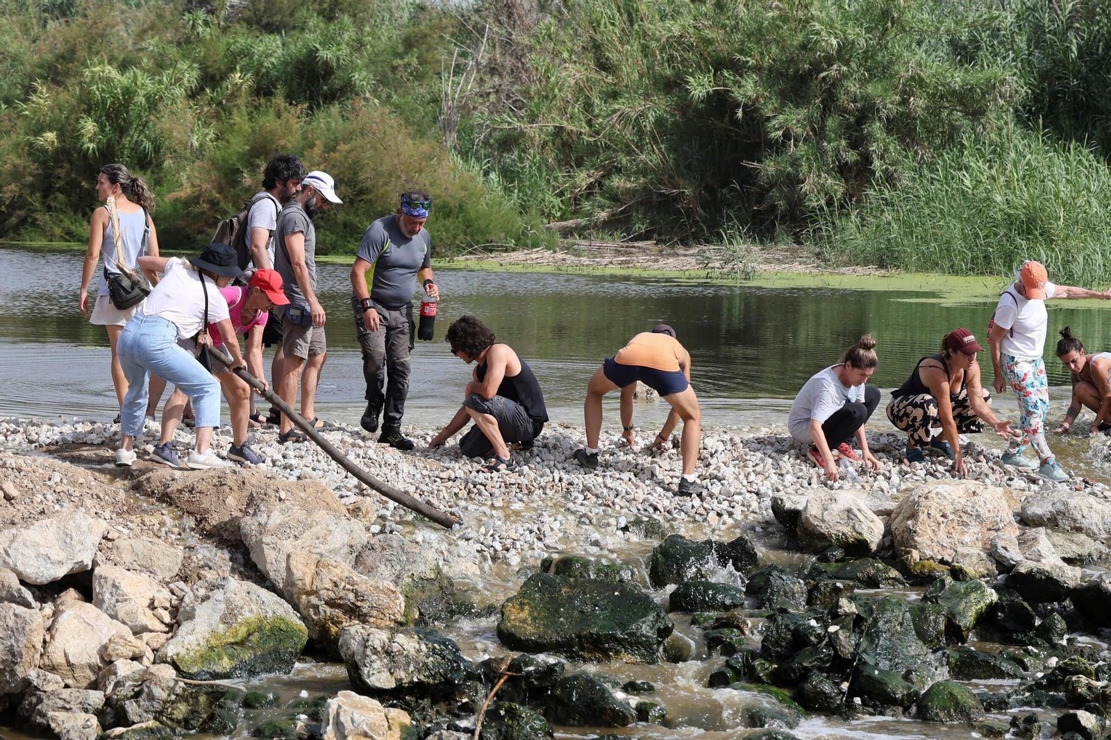 Vecinos protestan frente a las excavadoras en la Vega de Mestanza, en fotos