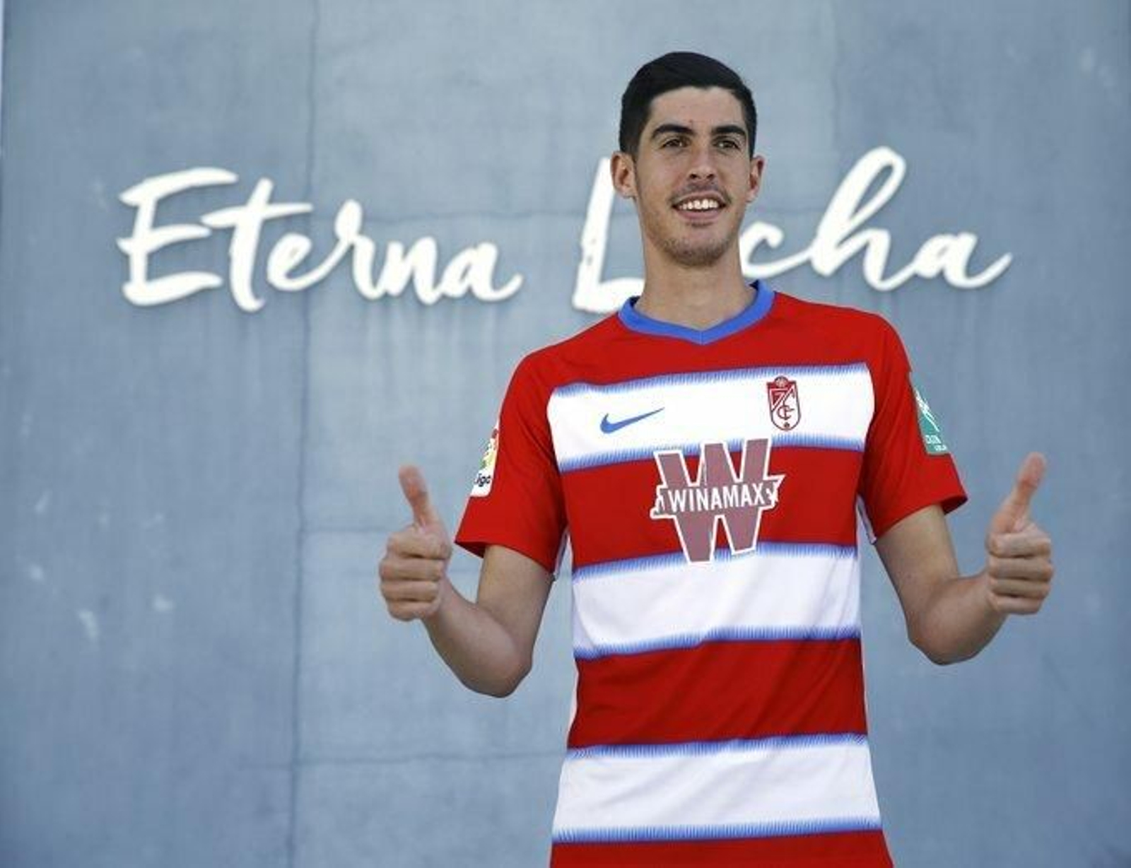 Carlos Fernández posa con la camiseta del Granada en su presentación