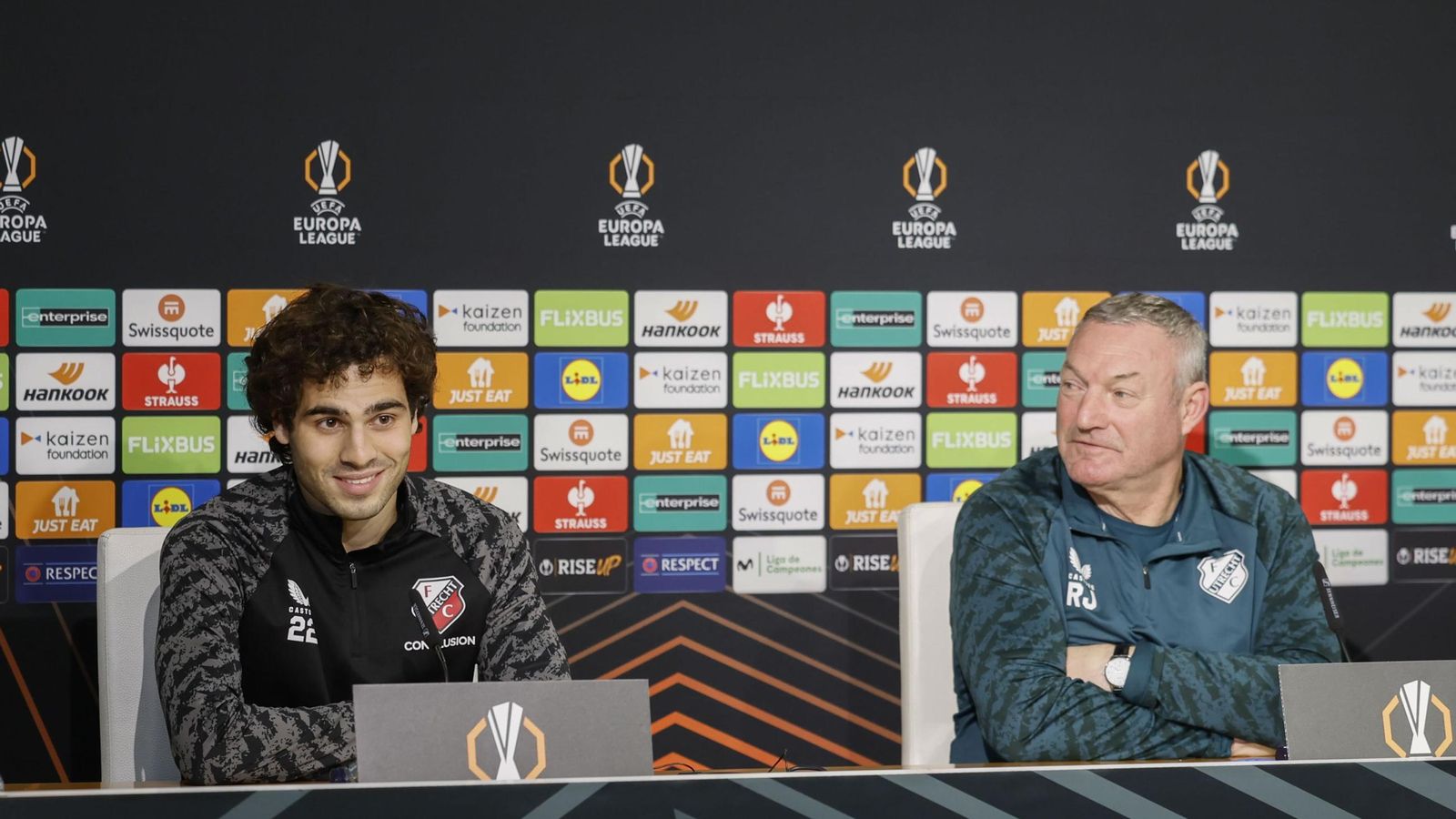 Miguel Rodríguez, extremo español del Utrecht, junto a su entrenador, Ron Jans.